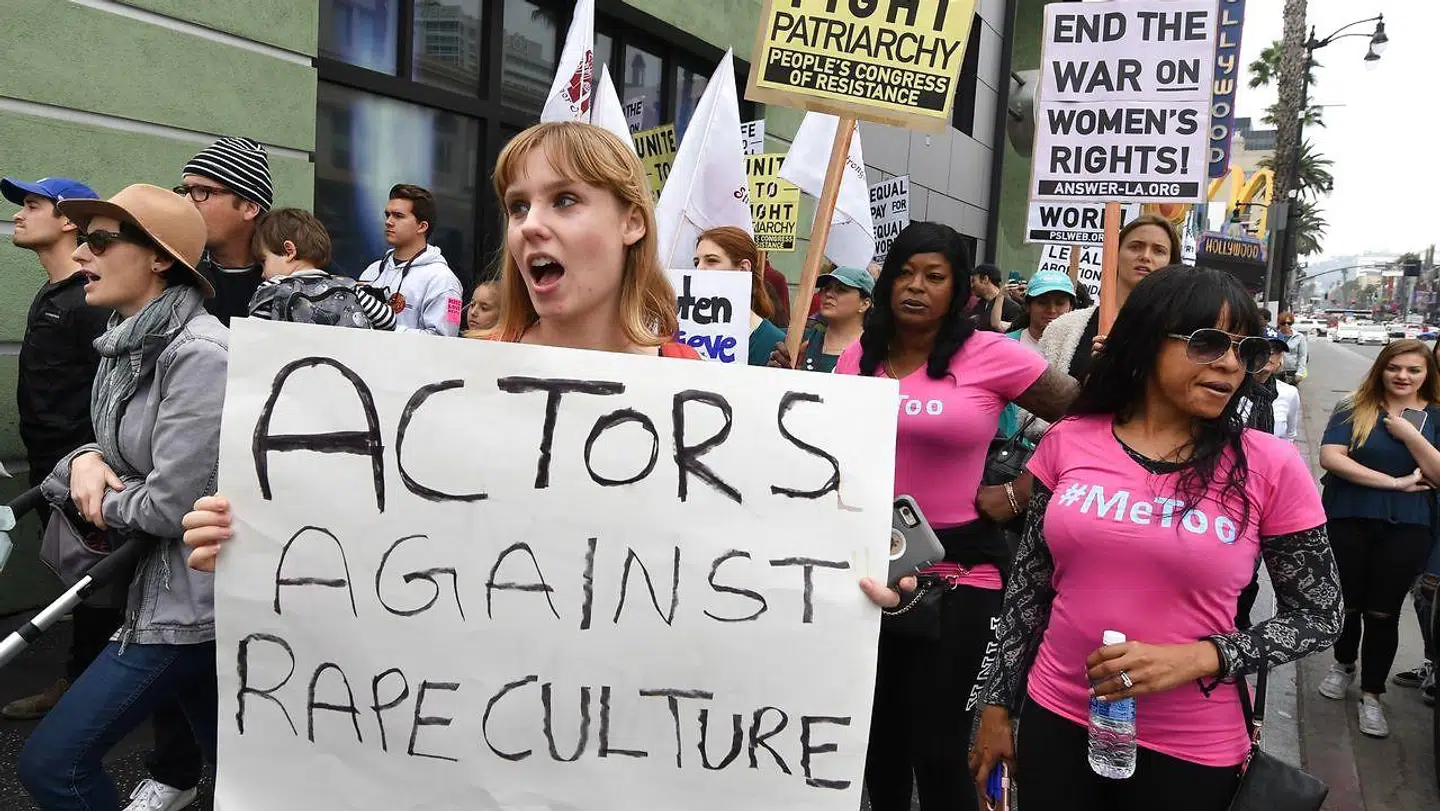 Et år efter #MeToo bølgen skyllede ud over verden, her en demonstration i Hollywood i november 2017, er det blevet mere accepteret at tale om problemerne med seksuelle overgreb, chikane og magtmisbrug, viser en undersøgelse fra Dansk Skuespillerforbund. Men der er stadig langt til målet, mener forbundets formand, Benjamin Boe Rasmussen.