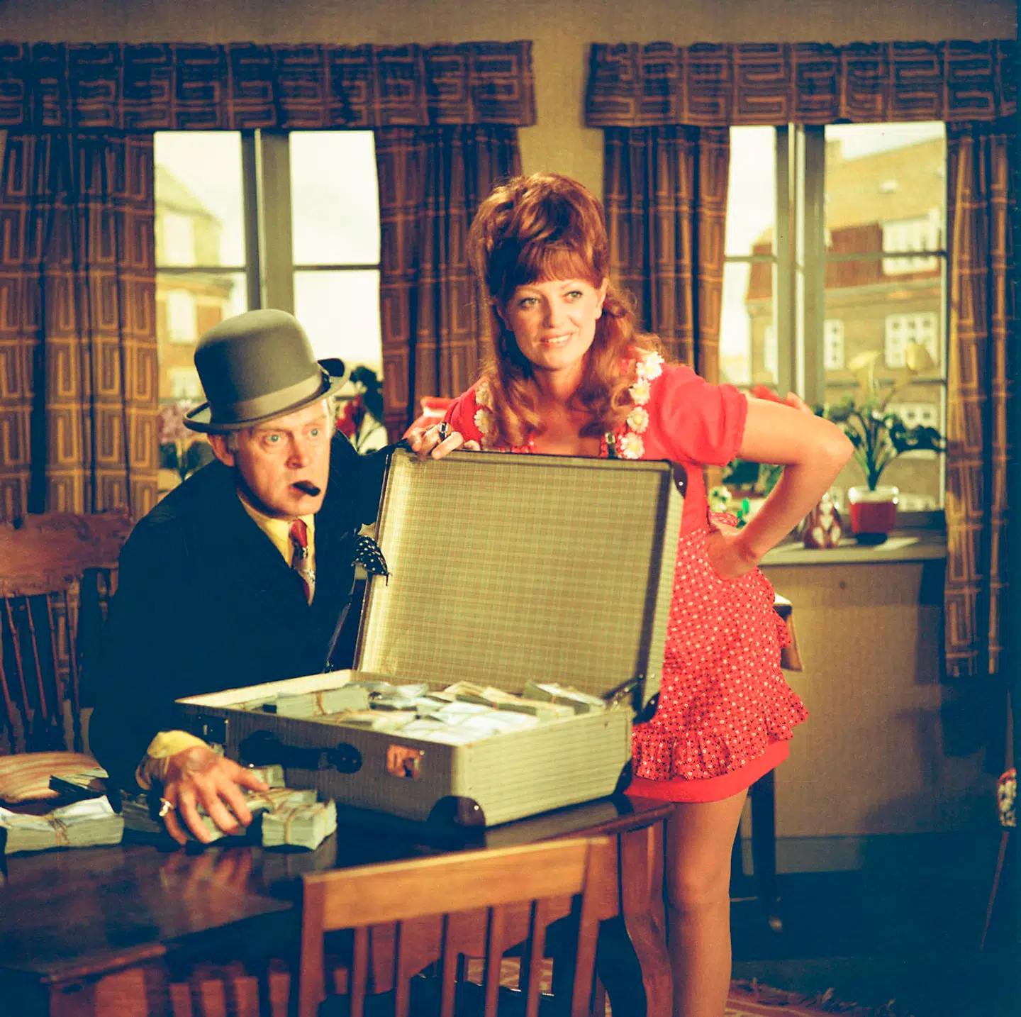 Kirsten Walther som Yvonne og Ove Sprogøe som Egon i en scene, hvor bandens anstrengelser for en gangs skyld har båret (midlertidig) frugt.