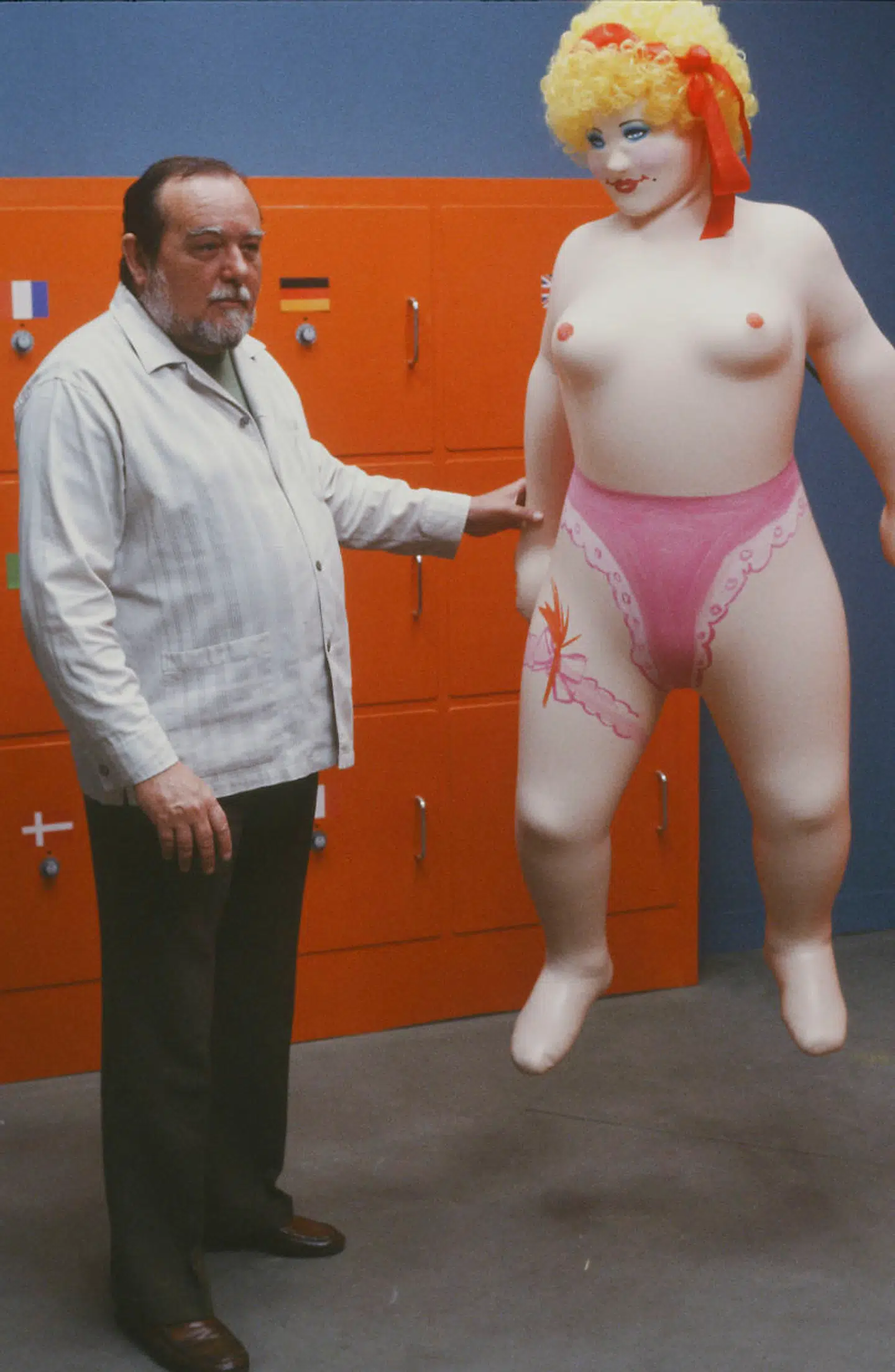 Sexdukken, der skulle bruges som afledning i en af Egon Olsens kupplaner, blev specialfremstillet på foranledning af instruktøren Erik Balling, der ikke kunne tåle synet af den mere eksplicitte sexdukke som rekvisitøren havde anskaffet i Istedgade.