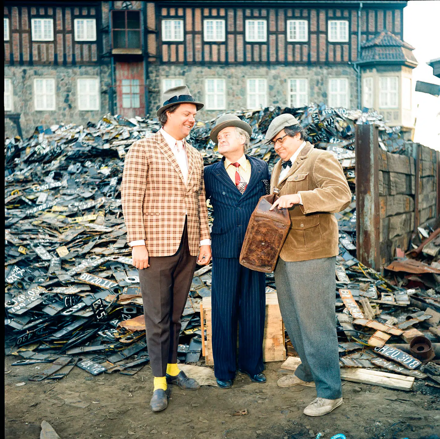 Olsen Bandens karakteristiske kostumer blev udtænkt af Erik Balling, Nordisk Film-kostumier Lotte Dandanell og de enkelte skuespillere.