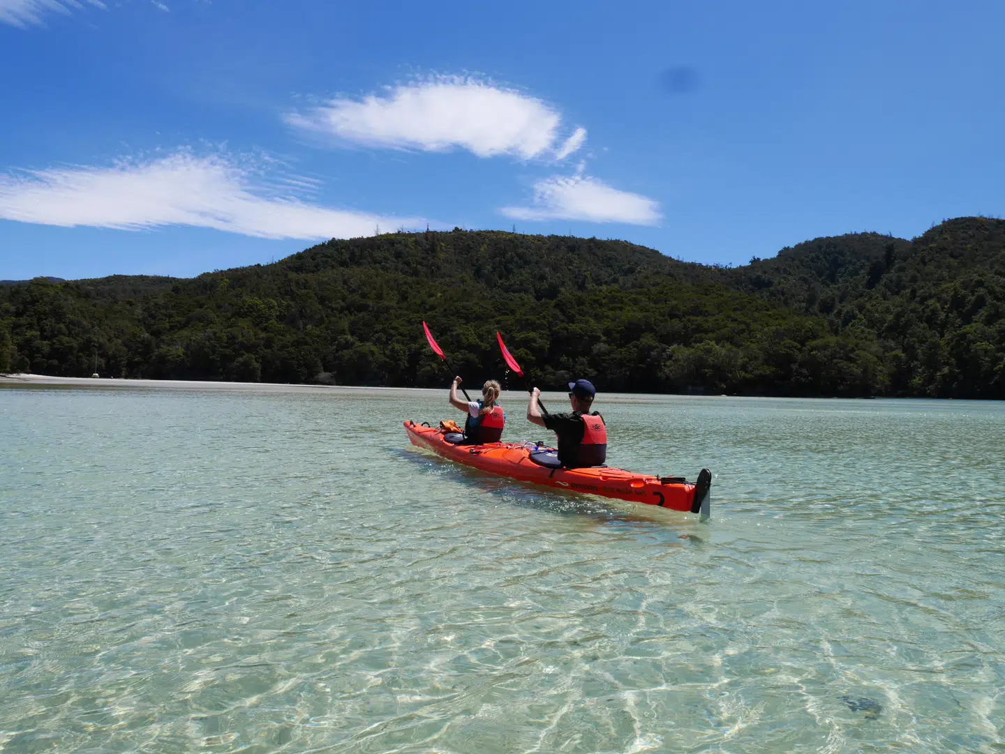 Lagunen er kun lige blevet sejlklar, det er lige før, vi støder på bunden, så lavvandet er der.