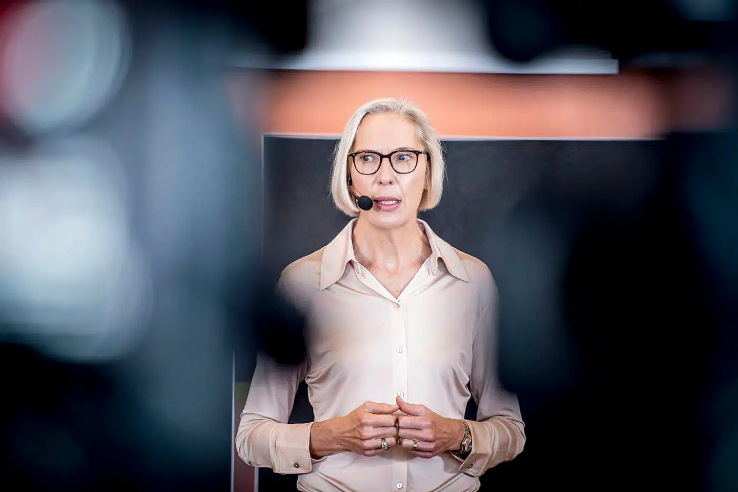 »Dette er en af de sværeste og længste dage nogensinde for alle i DR. Vi har sammen med de faglige organisationer gjort vores yderste for at reducere antallet af påtænkte afskedigelser, og det er lykkedes at begrænse det til 205,« siger DRs generaldirektør, Maria Rørbye Rønn.