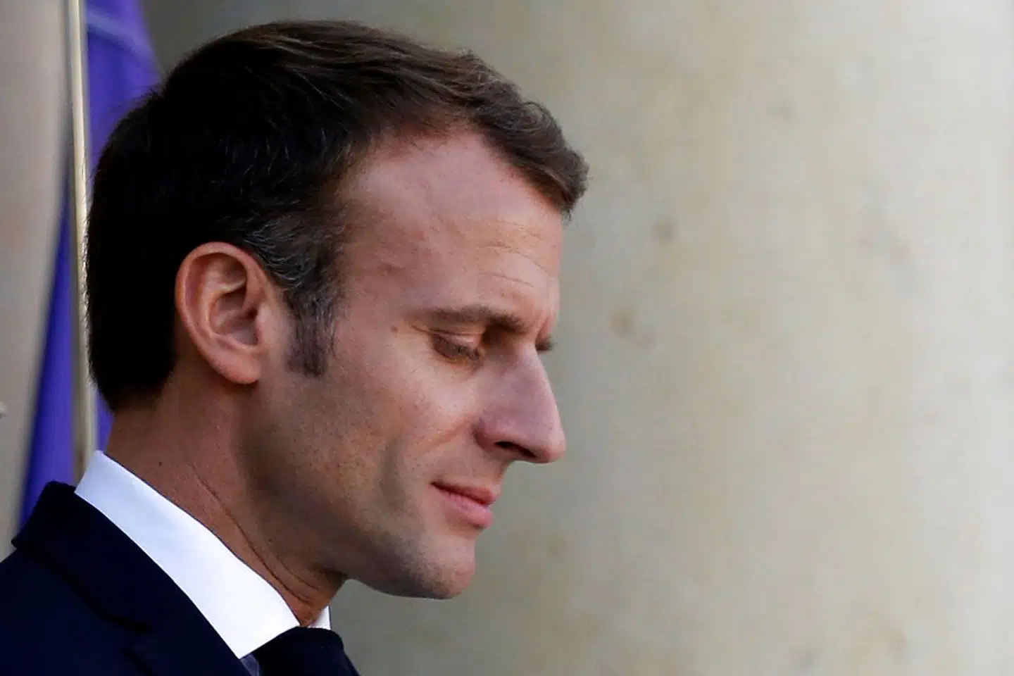 Den franske præsident Emmanuel Macron kæmper for at genvinde initiativet, efter at hans popularitet ifølge de seneste meningsmålinger er røget ned på niveau med forgængeren François Hollandes.
