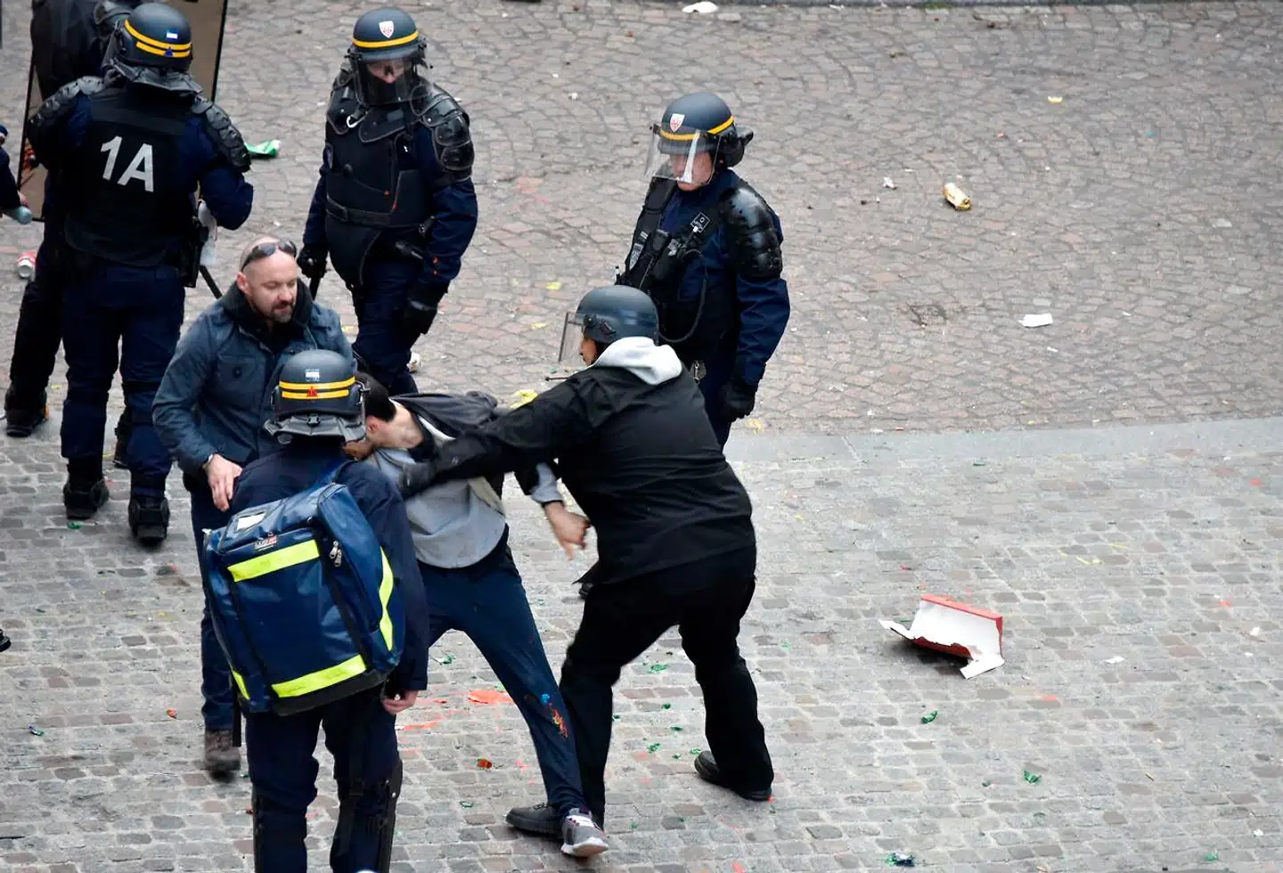 Alexandre Benalla (midt i billedet) fyrer den af som improviseret urobetjent under en 1. maj-demonstration i det centrale Paris. Affæren omkring den nu tidligere nære sikkerhedsmedarbejder viser, at præsidenten ikke har helt lige så meget styr på tingene, som han gerne vil give indtryk af.