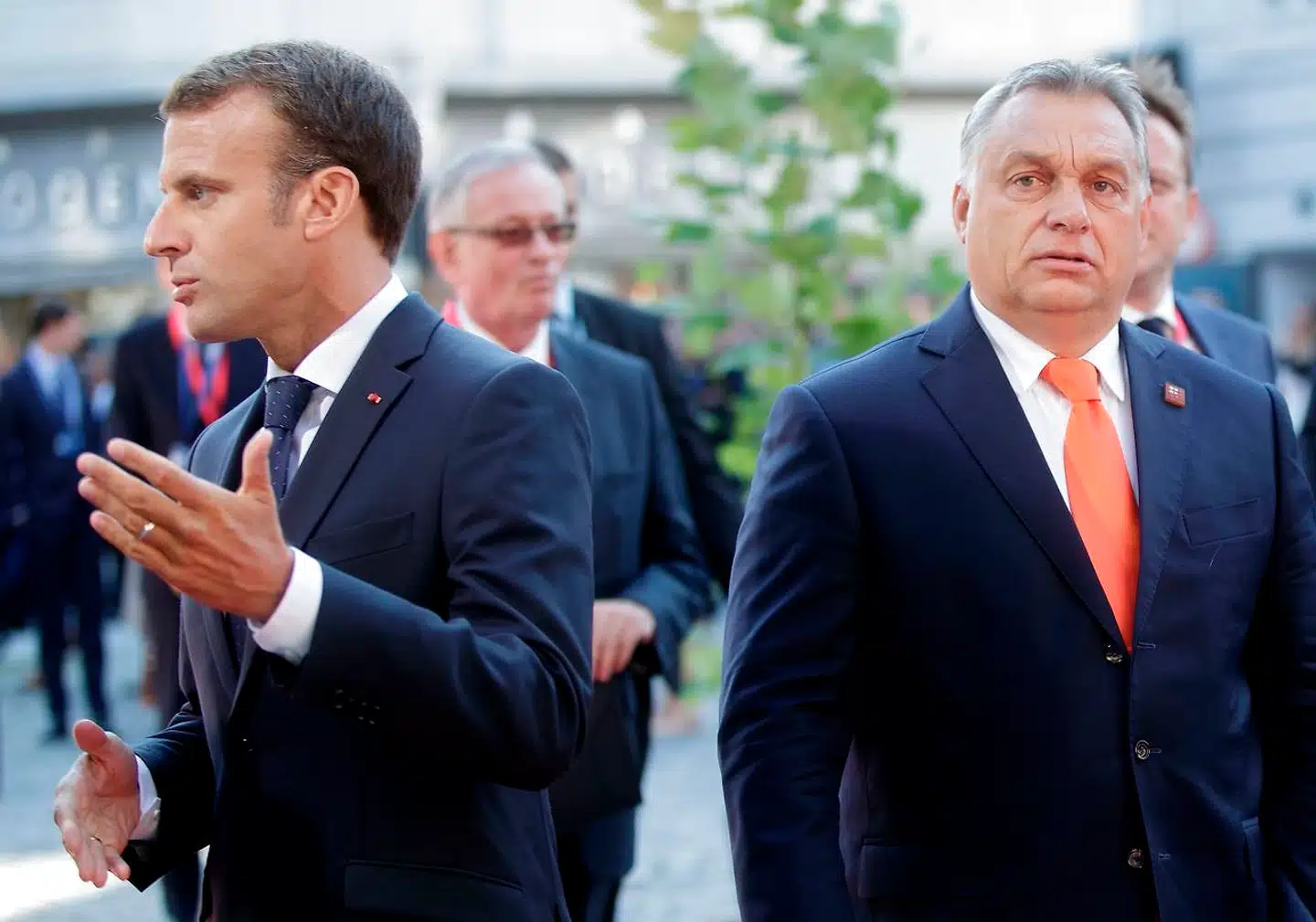Macron og den ungarske premierminister Viktor Orban, her fotograferet under et topmøde i Wien, har udnævnt sig selv til anførere i tvekampen mellem EU-venlige og højrenationale kræfter ved næste års valg til Europa-Parlamentet.