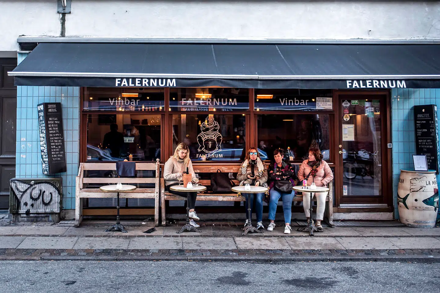 Trods relativt lave temperaturer, bliver der drukket fortovsvin på Falernum.