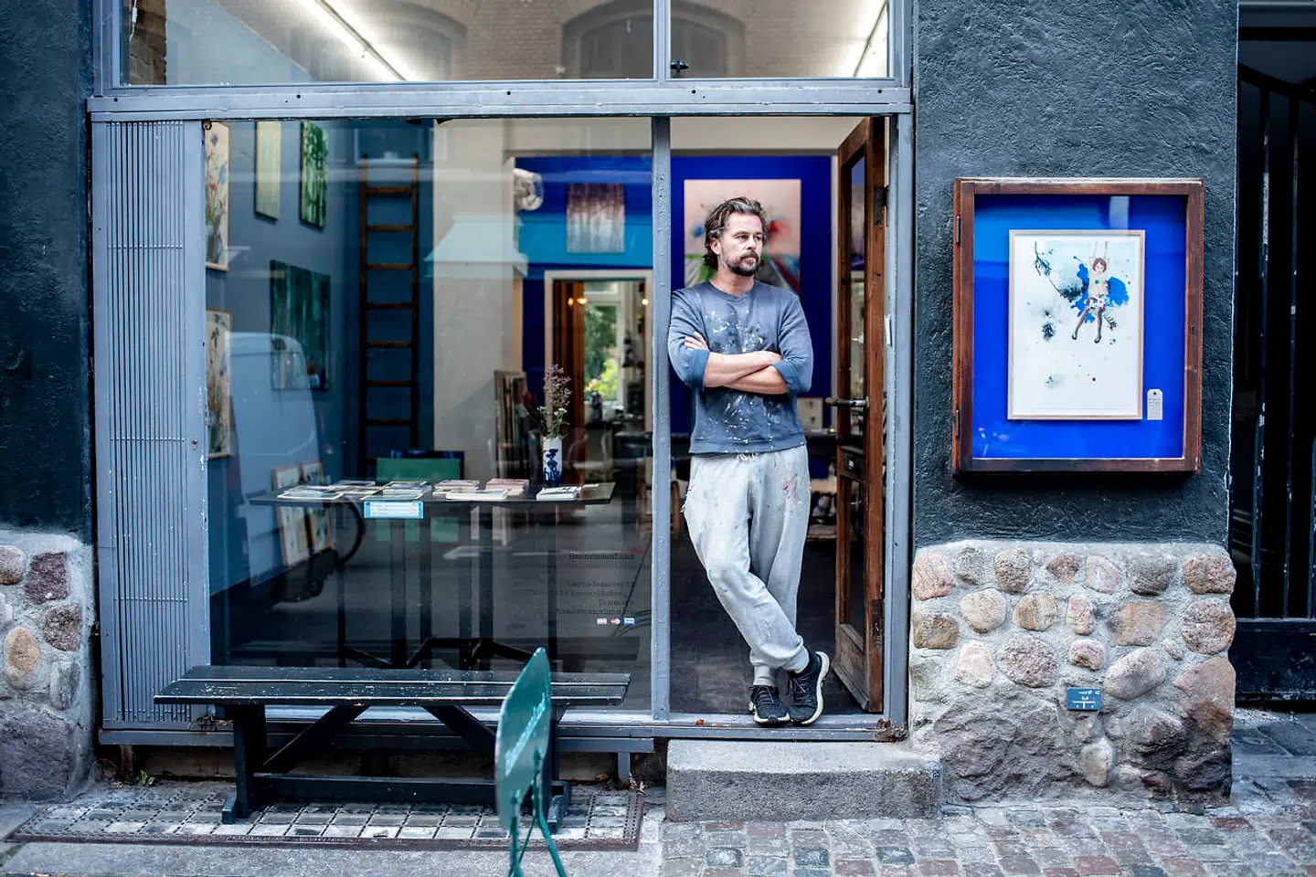 Galleriejer Jesper D. Lund foran galleriet.