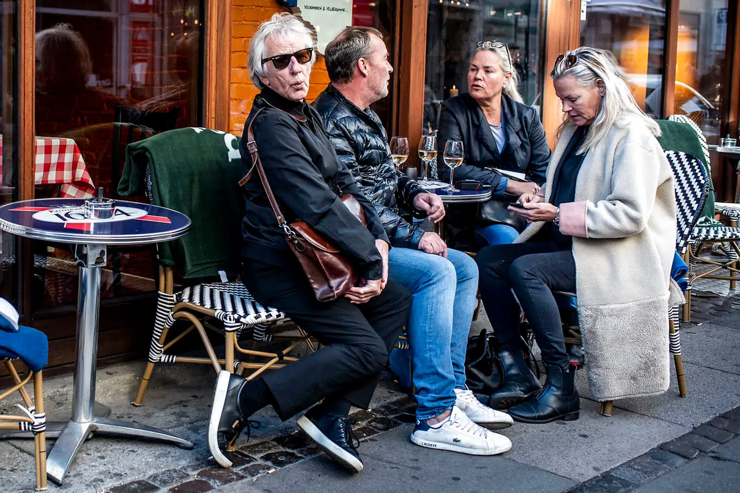På Café Viggo bliver der drukket vin ugen igennem – og gerne udenfor.