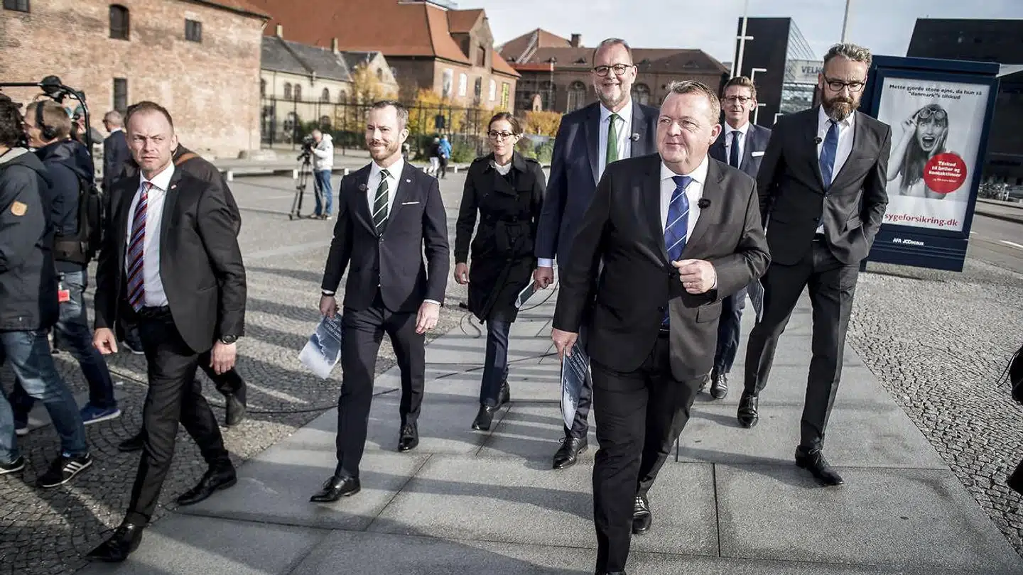 Statsminister Lars Løkke Rasmussen, energi-, forsynings- og klimaminister Lars Christian Lilleholt, transport-, bygnings- og boligminister Ole Birk Olesen, miljø-, og fødevareminister Jakob Ellemann-Jensen, skatteminister Karsten Lauritzen og børne- og socialminister Mai Mercado præsenterede tirsdag regeringens længe ventede klimaudspil. Der hersker dog betydelig usikkerhed om, hvordan flere af ambitionerne i udspillet skal indfries.