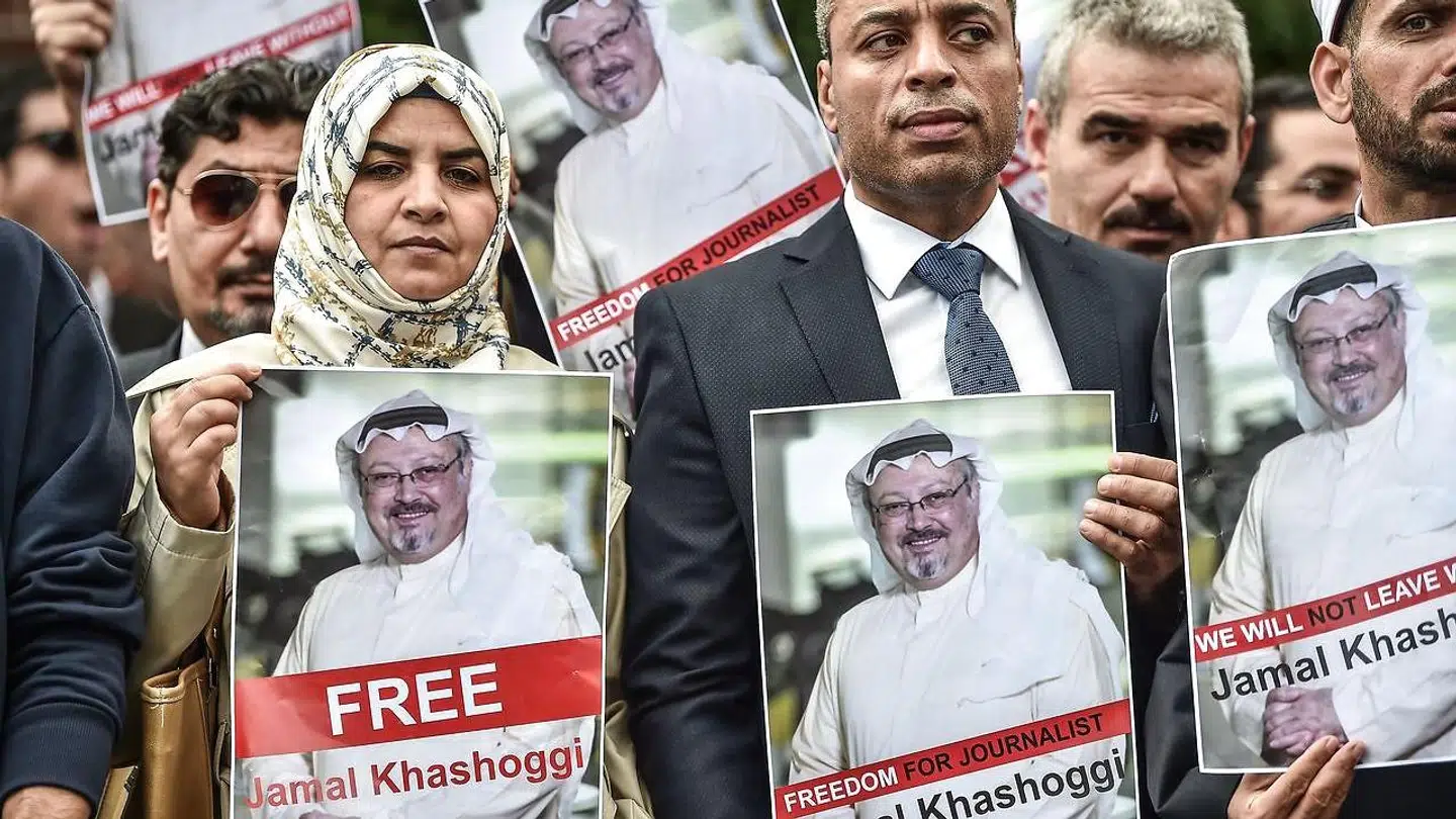 Demonstranter holder billeder af den forsvundne journalist, Jamal Khashoggi, under en demonstration foran det saudiarabiske konsulat i Istanbul, hvorfra han forsvandt for en uge siden.