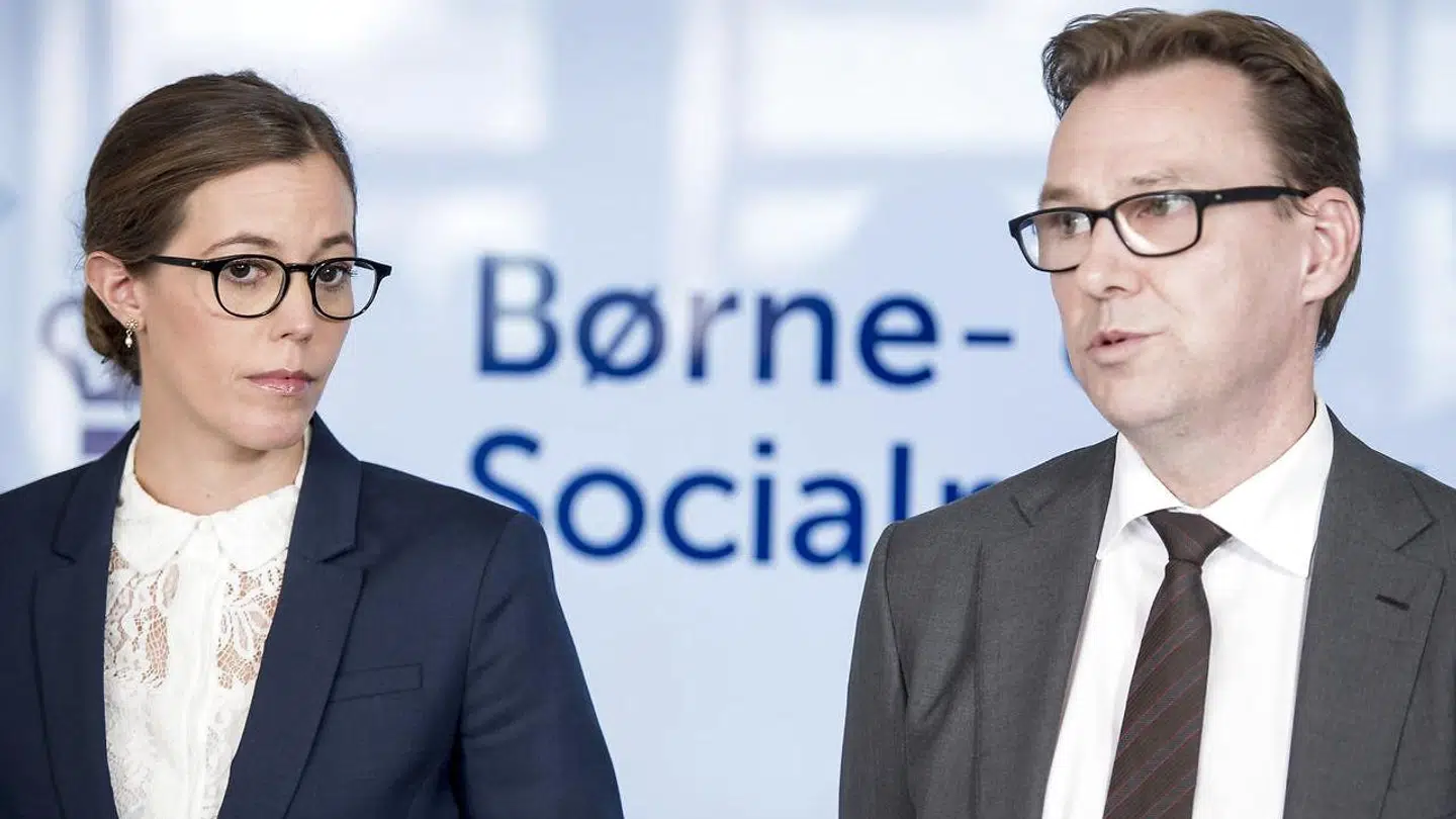 Børne- og socialminister Mai Mercado (C) og departementschef Jens Strunge Bonde holdt pressemøde tirsdag i Børne- og Socialministeriet i København om sagen, hvor en medarbejder er mistænkt for svindel for 111 millioner kroner. (Foto: Mads Claus Rasmussen/Ritzau Scanpix)