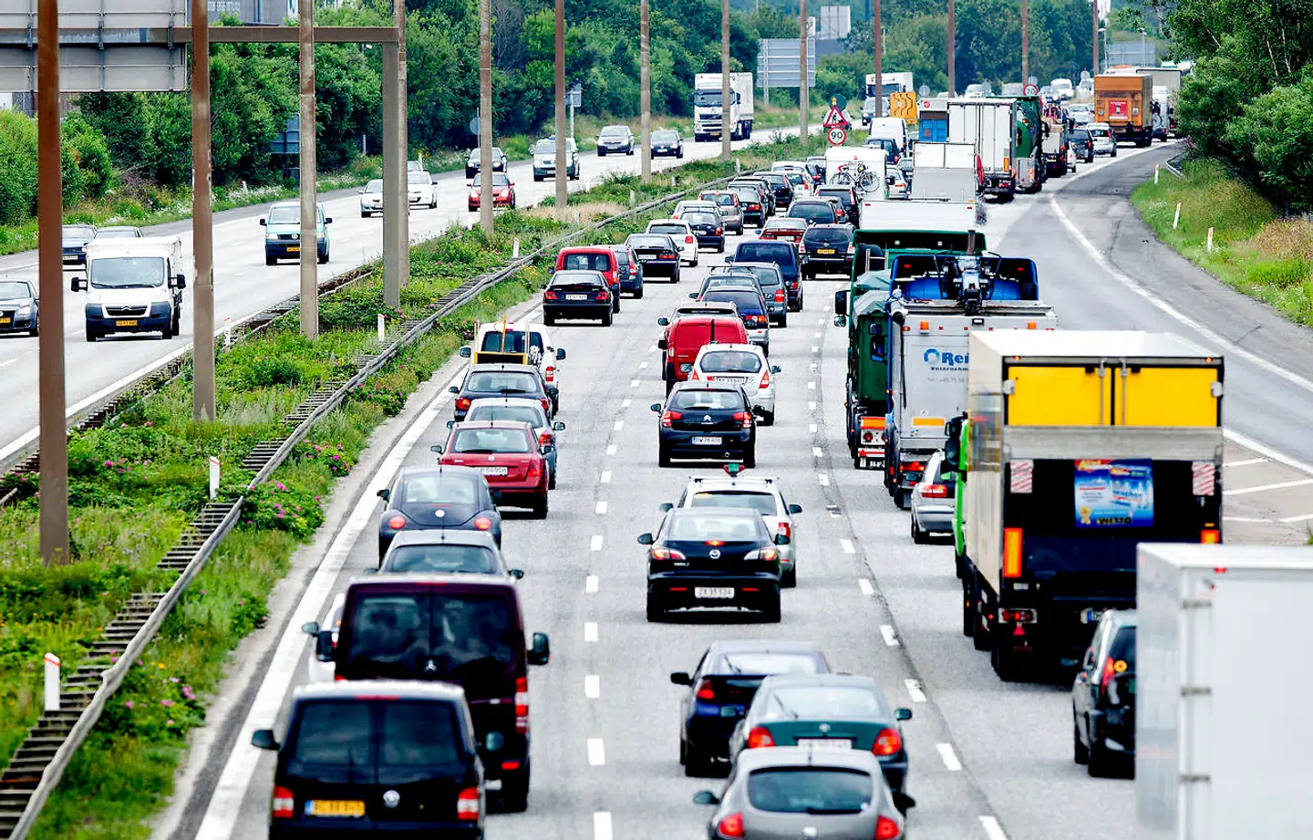 Fra den 1. januar 2011 blev muligheden for at indregistrere en fabriksny bil med dieselmotor uden partikelfilter fjernet. Det var konsekvensen af den såkaldte Euro 5-norm. Regeringen planlægger desuden, at det fra 2025 ikke længere skal være muligt at indregistrere bybusser og taxaer, der udelukkende kører på benzin og diesel. Foto: Bax Lindhardt