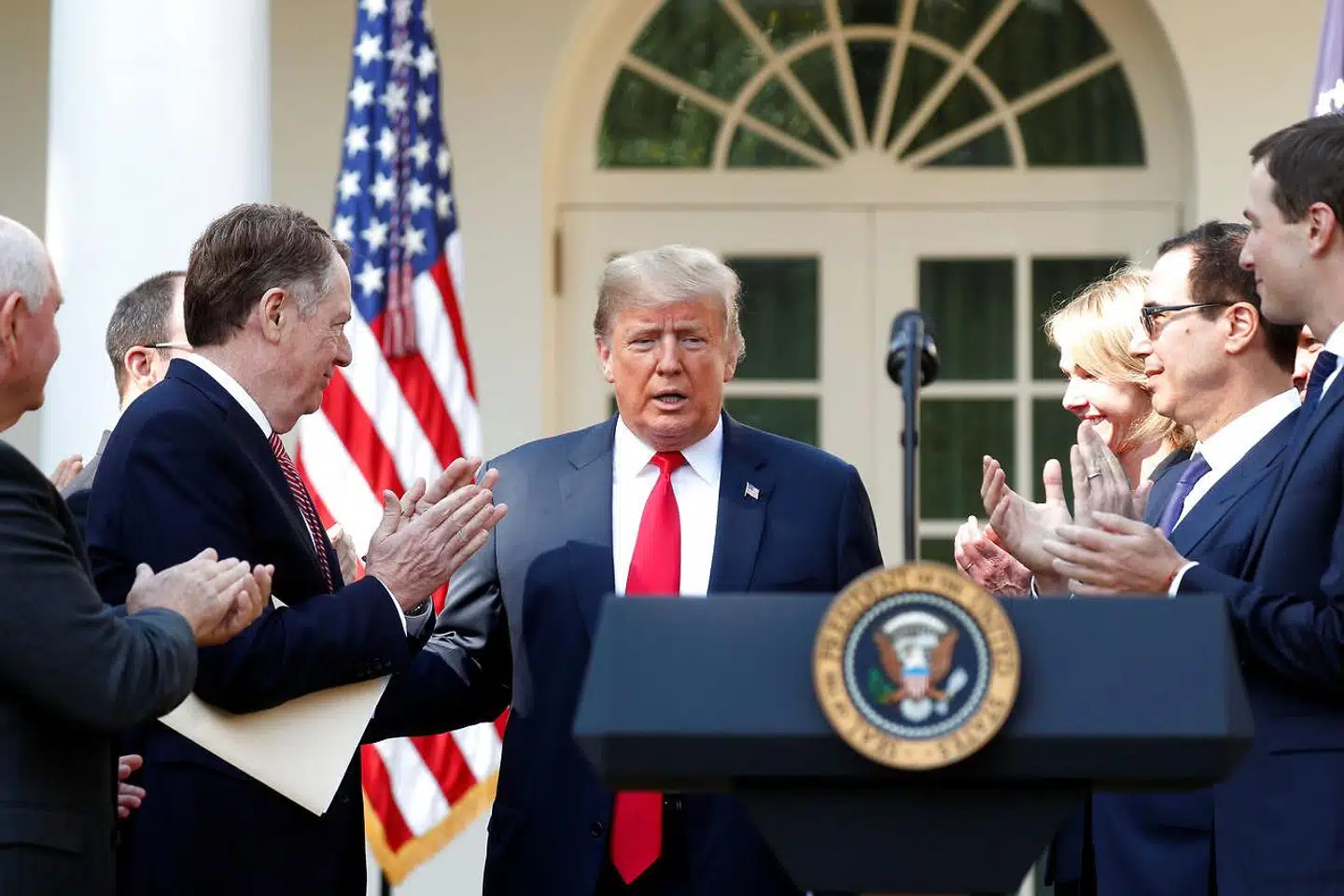 Kevin Lamarque/Reuters/Ritzau Scanpix. USAs præsident, Donald Trump, modtager applaus fra medlemmer af regeringen og Det Hvide Hus' stab i forbindelse med offentliggørelsen af den nye handelsaftale mellem UA, Mexico og Canada, USMCA.