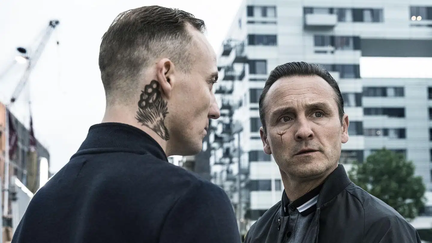 Lars Ranthe leverer en af sine bedste præstationer som rockerlederen Tom og minder med sin blege hud, tatoveringer og afstumpethed om Viggo Mortensen i »Eastern Promises«.