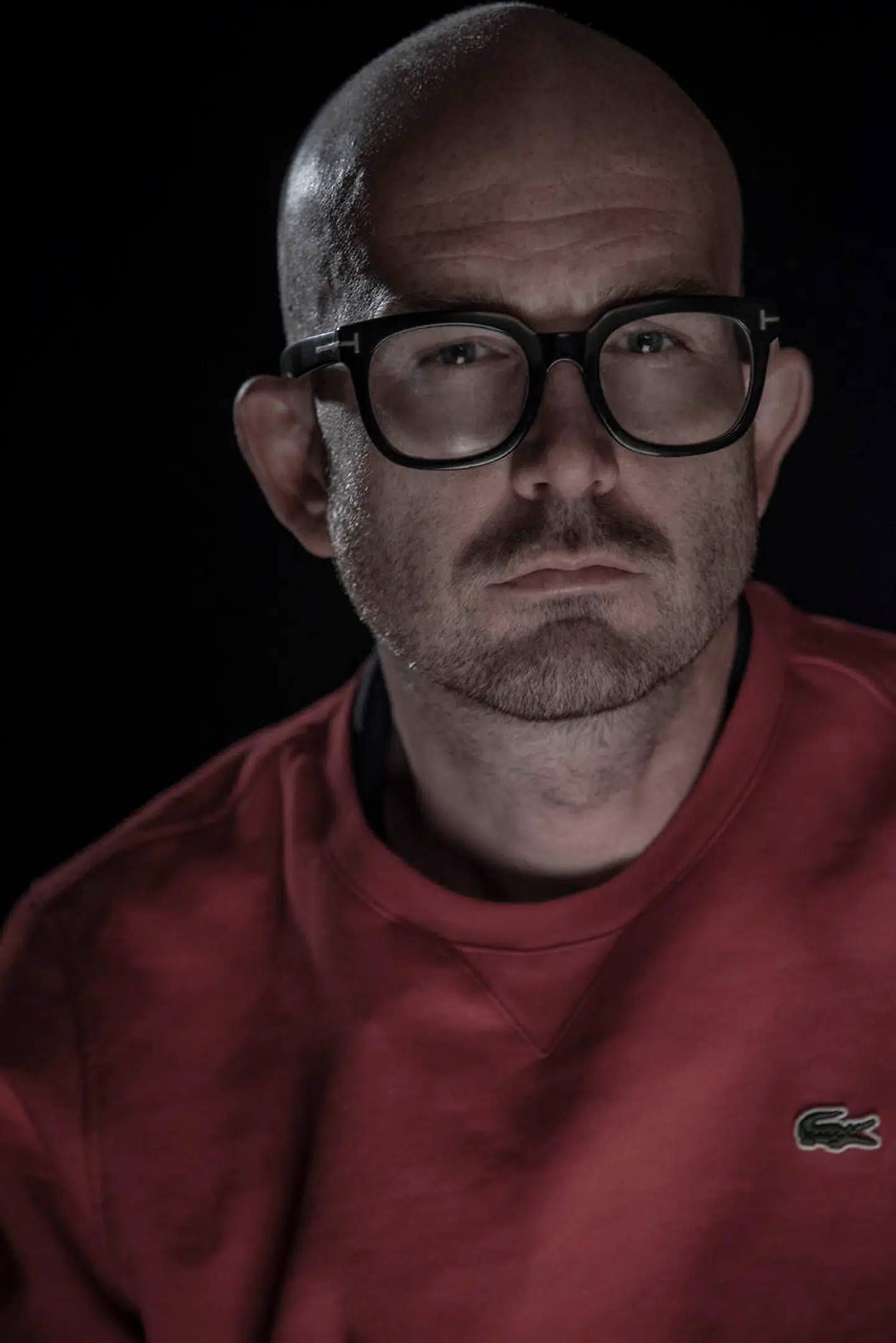 »Du skal selvfølgelig være parat til at slås, men du positionerer dig også på sproget,« siger filminstruktør Christoffer Boe i forbindelse med sin nye barske TV-serie »Kriger«, der i aften har premiere på TV 2.