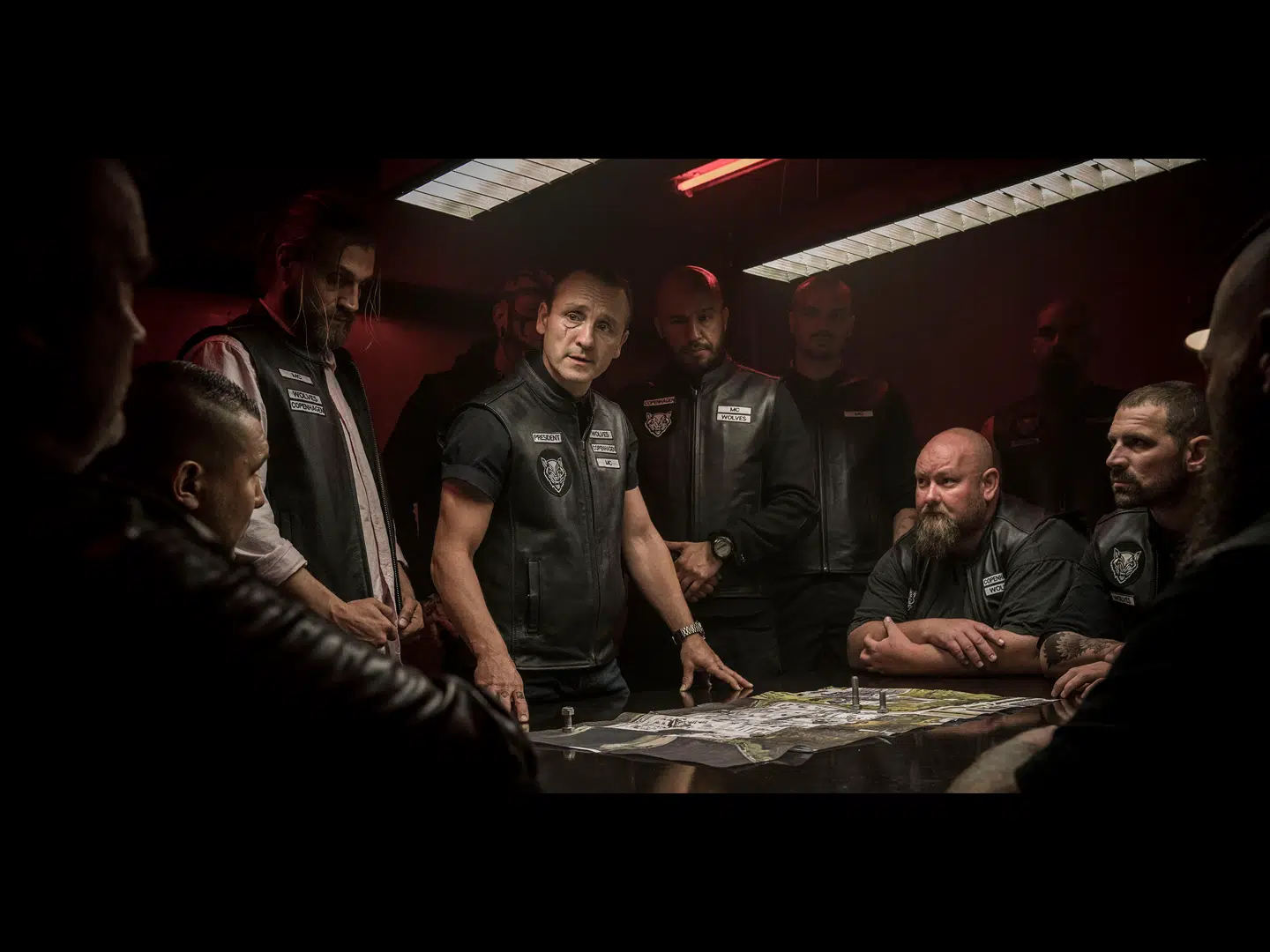 Lars Ranthe (i midten) leder rockergruppen »Ulvene«.