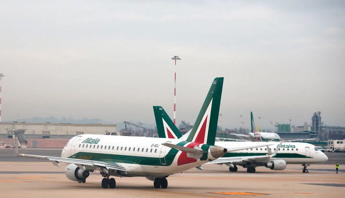 Italiens indenrigsminister, Matteo Salvini, truer med at lukke Italiens lufthavne. Det er uklart, hvordan det skal foregå i praksis, og hvad konsekvenserne i givet fald vil blive for luftrafikken.