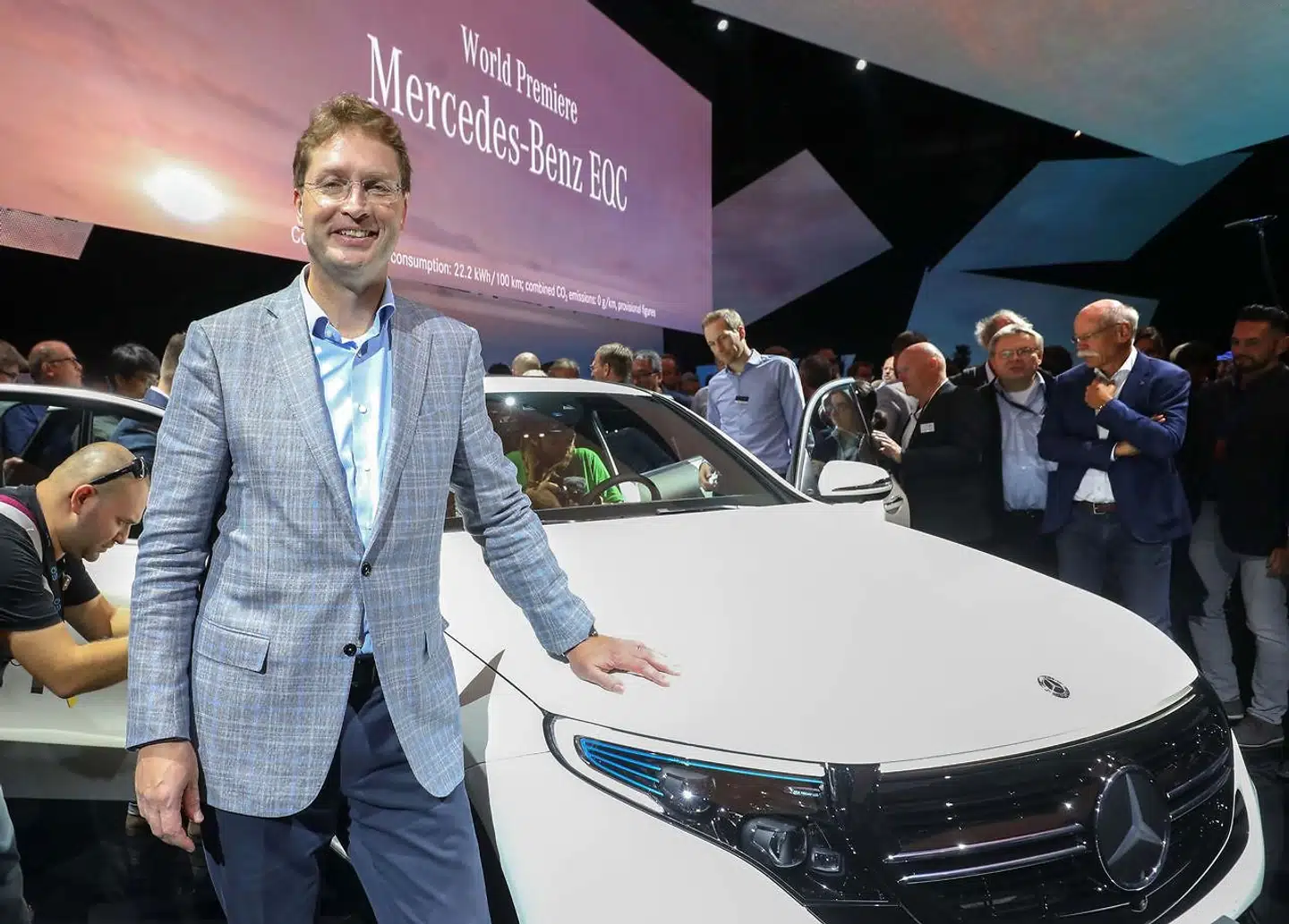 Ola Källenius præsenterer her Mercedes EQC, bilproducentens første fuldt elektriske SUV, på kunstgalleriet Artipelag i Stockholm. Den er en del af Daimlers milliardstore satsning på elbiler.