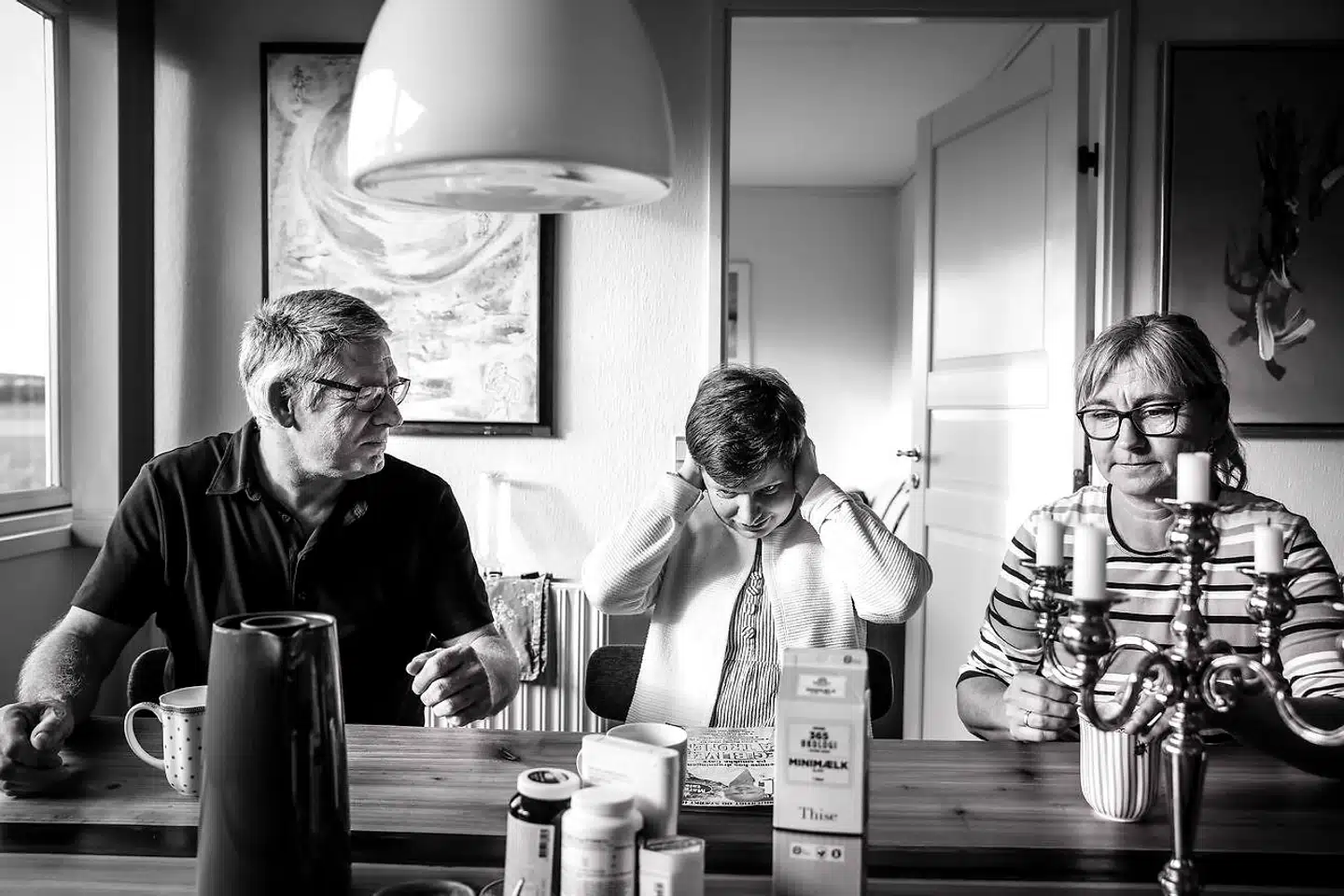 Karina Schmeltz, som er infantil autist og mentalt retarderet, kastede i frustration to bøger mod en pædagog på sit bosted. Nu sagsøges hun for 300.000 kroner. Når verden bliver for meget, holder hun sig for ørerne. Foto: Claus Bjørn Larsen/Ritzau Scanpix