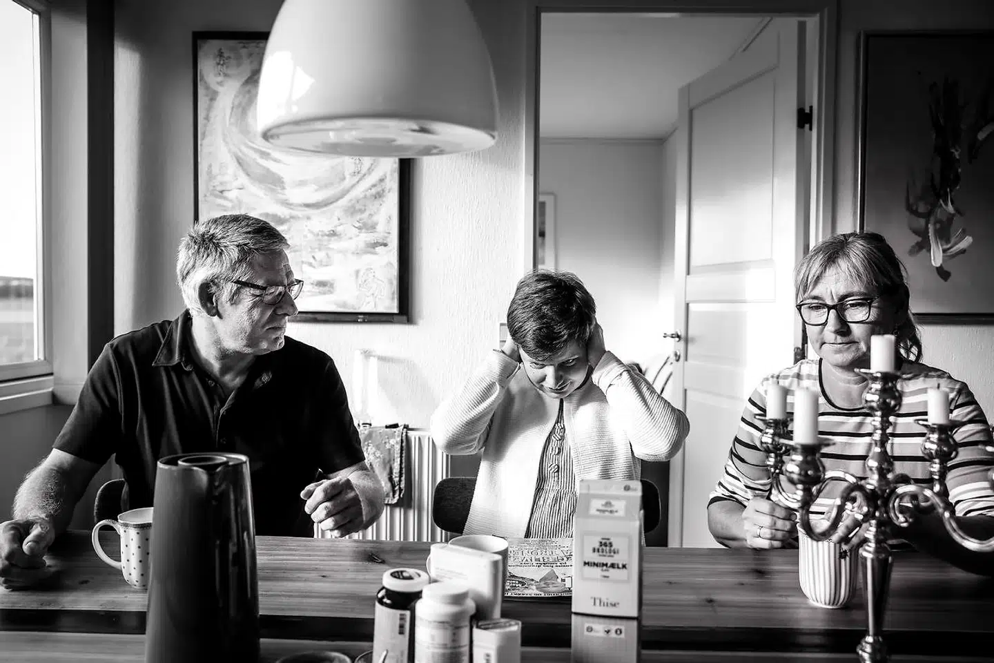 Karina Schmeltz, som er infantil autist og mentalt retarderet, kastede i frustration to bøger mod en pædagog på sit bosted. Nu sagsøges hun for 300.000 kroner. Når verden bliver for meget, holder hun sig for ørerne. Foto: Claus Bjørn Larsen/Ritzau Scanpix