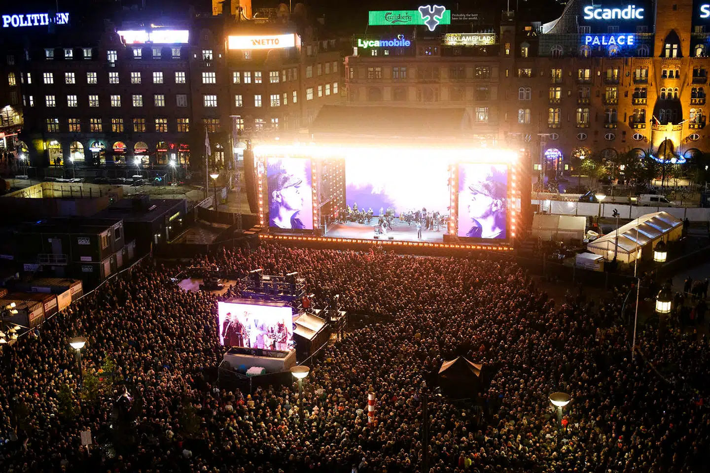 Kim Larsen mindes med koncerten "Som et strejf af en dråbe - Danmark synger farvel til Kim Larsen" på Rådhuspladsen i København søndag den 7. oktober 2018. Showet finder sted præcis en uge efter Kim Larsens død og streames live på DR1 og vises på storskærm flere steder i landet. Foto: Ritzau Scanpix/Philip Davali