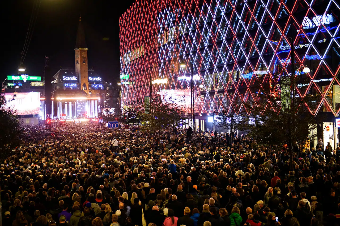 Kim Larsen mindes med koncerten "Som et strejf af en dråbe - Danmark synger farvel til Kim Larsen" på Rådhuspladsen i København, set fra Vesterbrograde, søndag den 7. oktober 2018. Showet finder sted præcis en uge efter Kim Larsens død og streames live på DR1 og vises på storskærm flere steder i landet. Foto: Ritzau Scanpix/Philip Davali