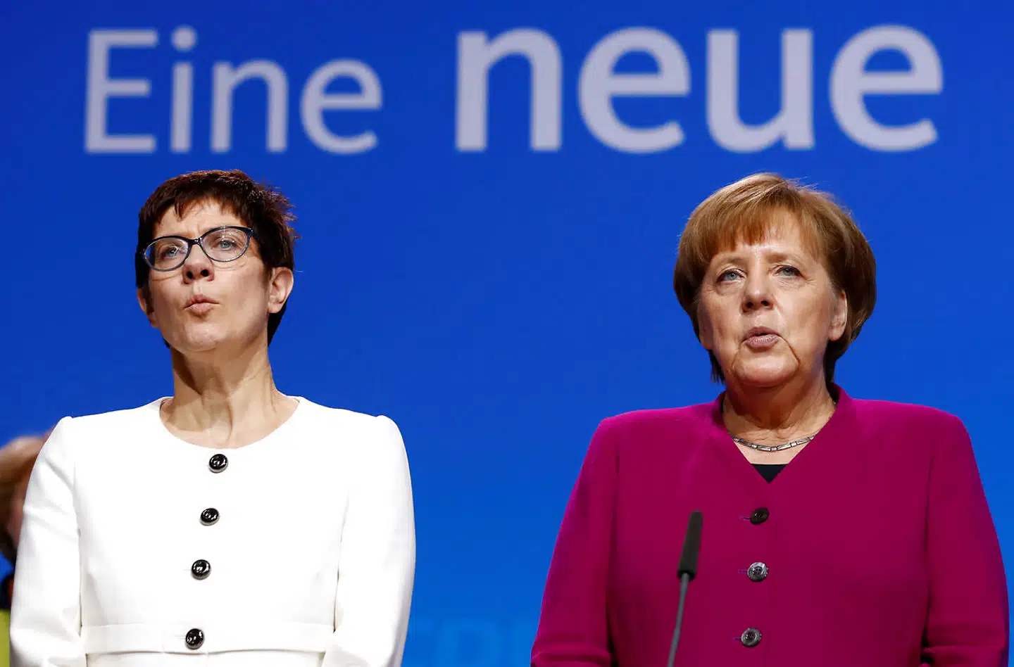 Den tyske kansler, Angela Merkel, sammen med Annegret Kramp-Karrenbauer, som meget vel kan ende med at afløse hende på posten. Foto: Fabrizio Bensch/Ritzau Scanpix