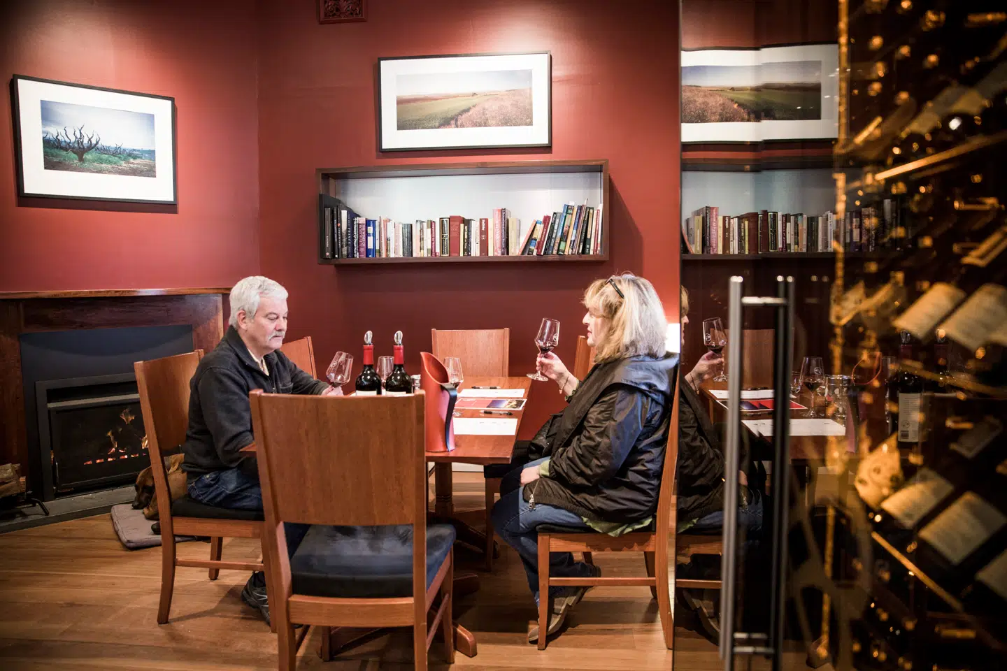 Vinsmagning på vingården Two Hands foregår i et stemningsfuldt dagligstuelignende lokale med spiseborde gjort klar i den ene side af lokalet. Producenten er en af de yngre her på egnen, selv om de også har nogle af de ældste Shiraz-ranker.