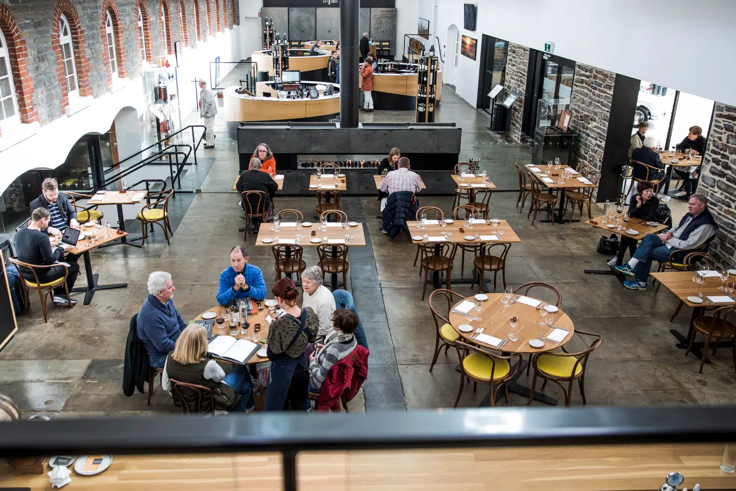 De seneste år er der kommet et stærkt fokus på madkultur i South Australie. En meget populær lokal restaurant er Fino, der er tilknyttet vingården Seppeltsfield. Her er omdrejningspunktet lokale råvarer, ganske som tidens tendenser dikterer.