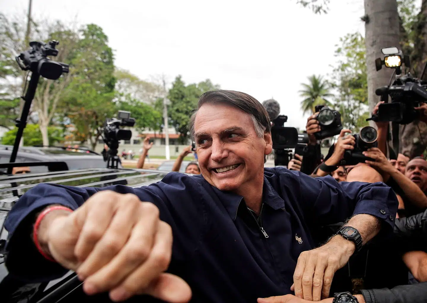 Præsidentkandidaten Jair Bolsonaro forlader et valgsted efter at have stemt tidligere i dag. Melingsmålinger viser, at der er stor chance for, at Bolsonaro bliver Brasiliens næste præsident.