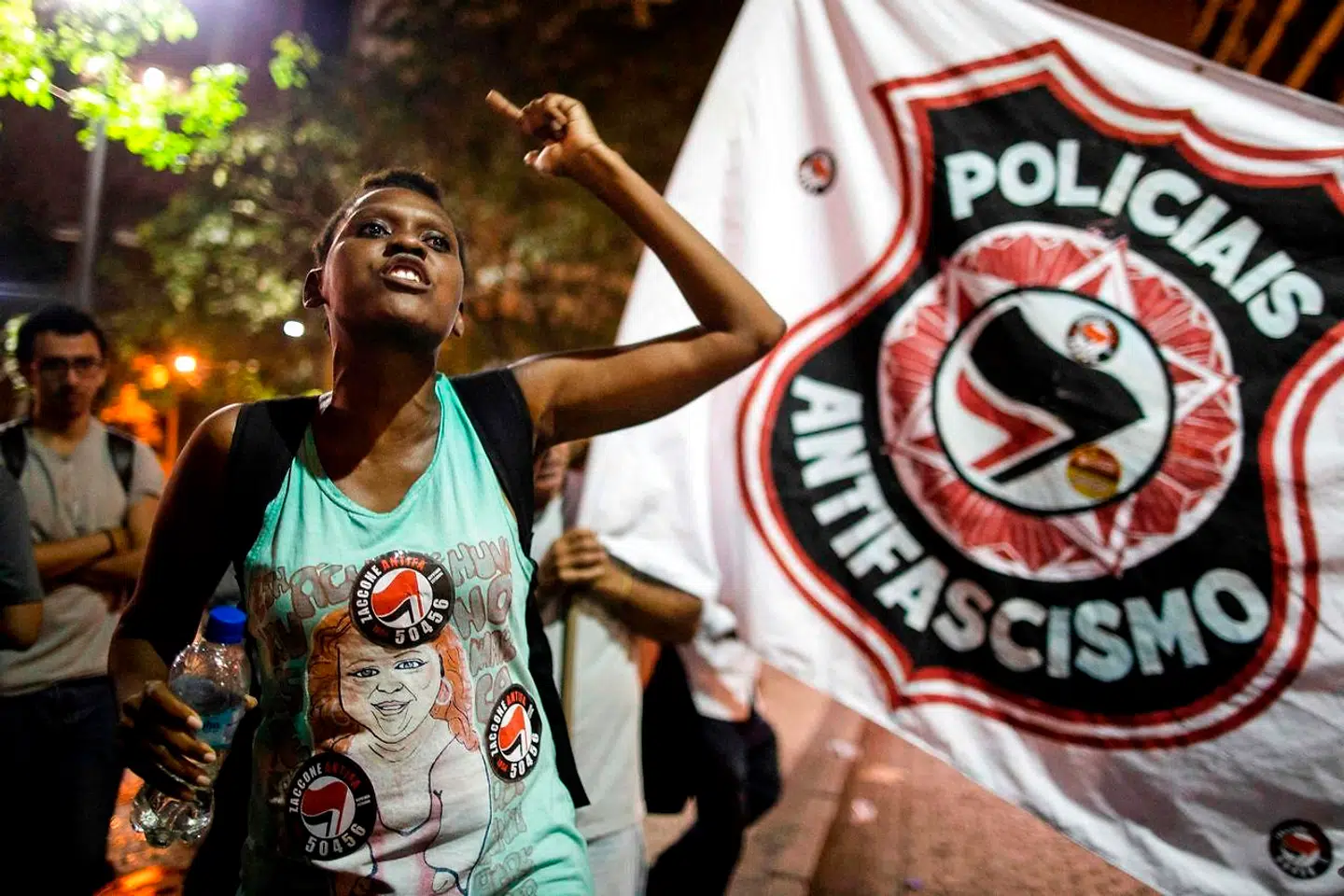 Tusinder af især kvindelige brasilianere er gået på gaden og har dannet protestgrupper på sociale medier imod præsidentkandidaten Jair Bolsonaro på grund af hans hånlige kommentarer og udfald mod kvinder og minoritetsgrupper.