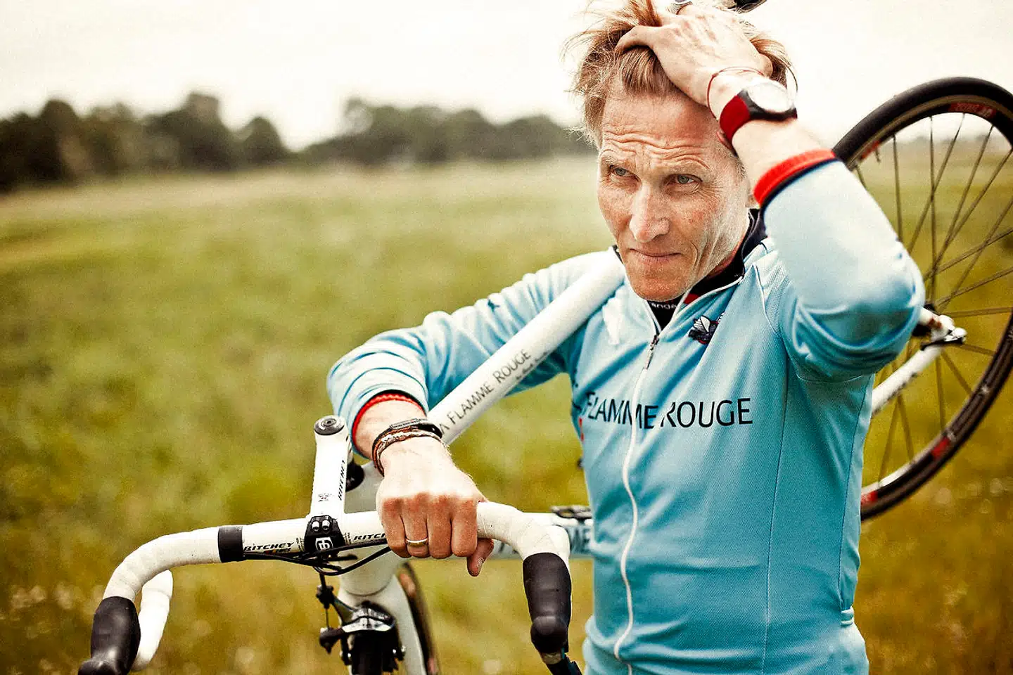 »Rygterne om, at man vinder, fordi man tager doping, vil altid være der, og det er vi i cykelsporten selv ude om. Men jeg tror ikke, vores ryttere doper sig. Vi stoler på hinanden. Rytterne er de første til at reagere over for kollegaer, der doper sig. Bliver én af dem taget, så koster det dem alle et godt job. Og havde vi fået en dopingsynder sidste år, så var holdet lukket,« siger cykeleksperten Brian Holm.