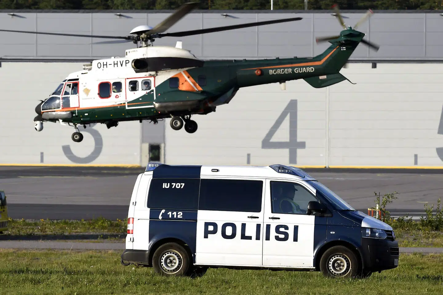 Politihelikoptere deltog i aktionen i den finske skærgård. Arkivfoto.