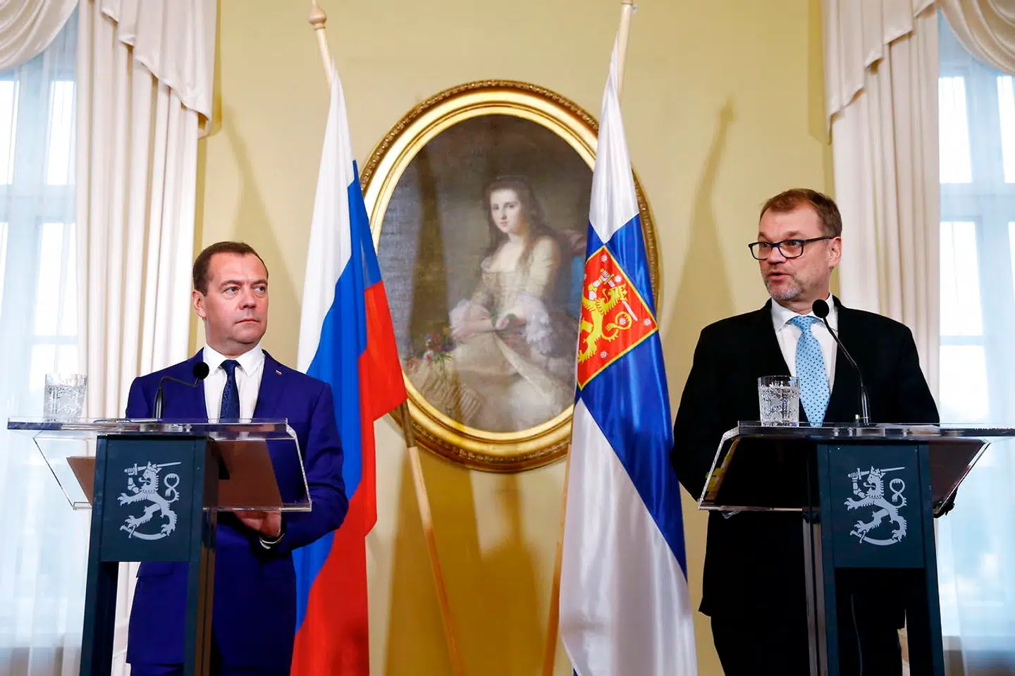 Den russiske premierminister Dmitrij Medvedev (t.v.) besøgte Finland kort efter politioperationen. Han afviste tanken om Ruslands brug af ejendomme i Finland til spionage som »fjollet og paranoid«.