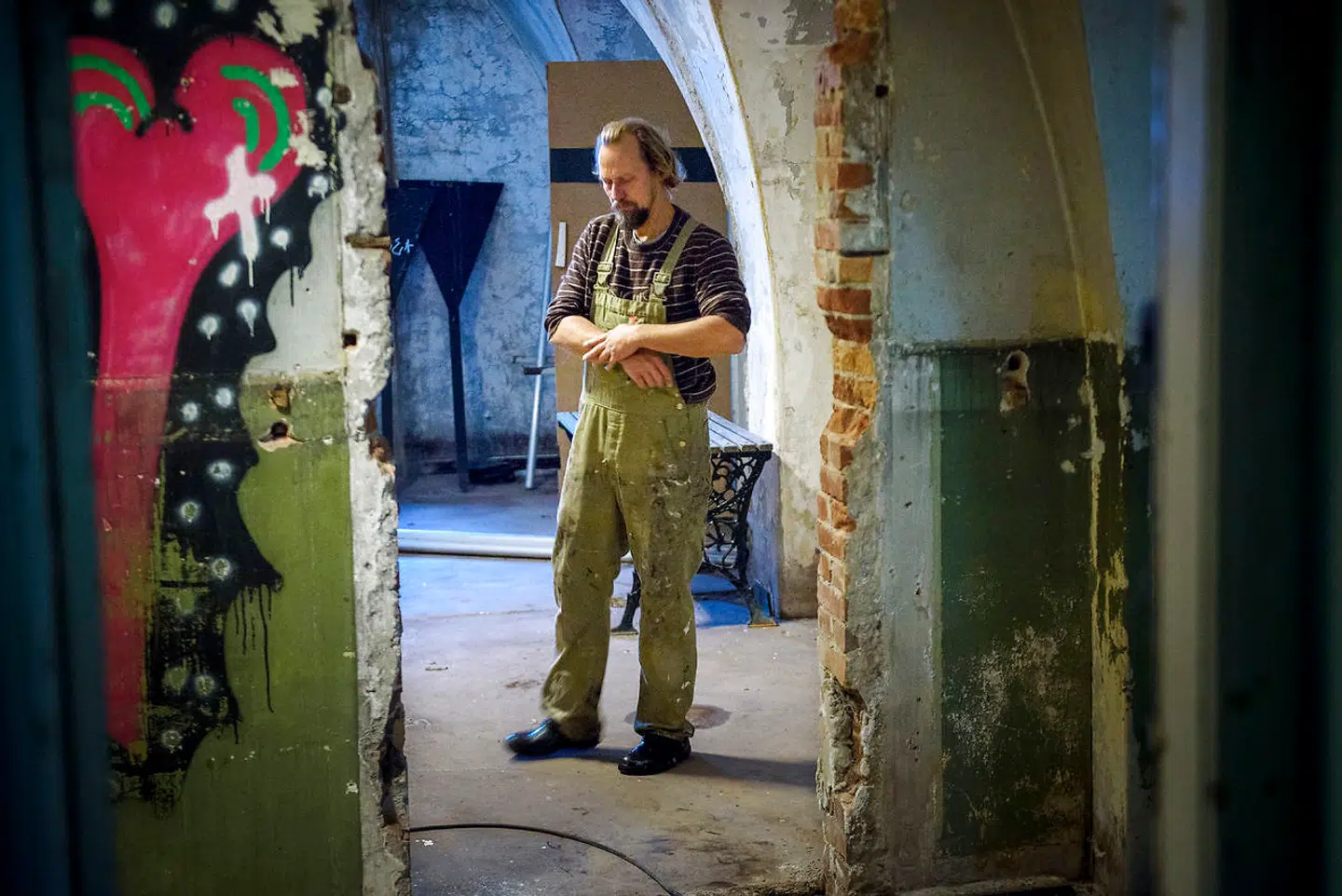 Lederen af Teaterøen, Peter Kirk, lejer Magnetstationens 6.000 kvm og tjener penge på teater, konferencer og bryllupper.