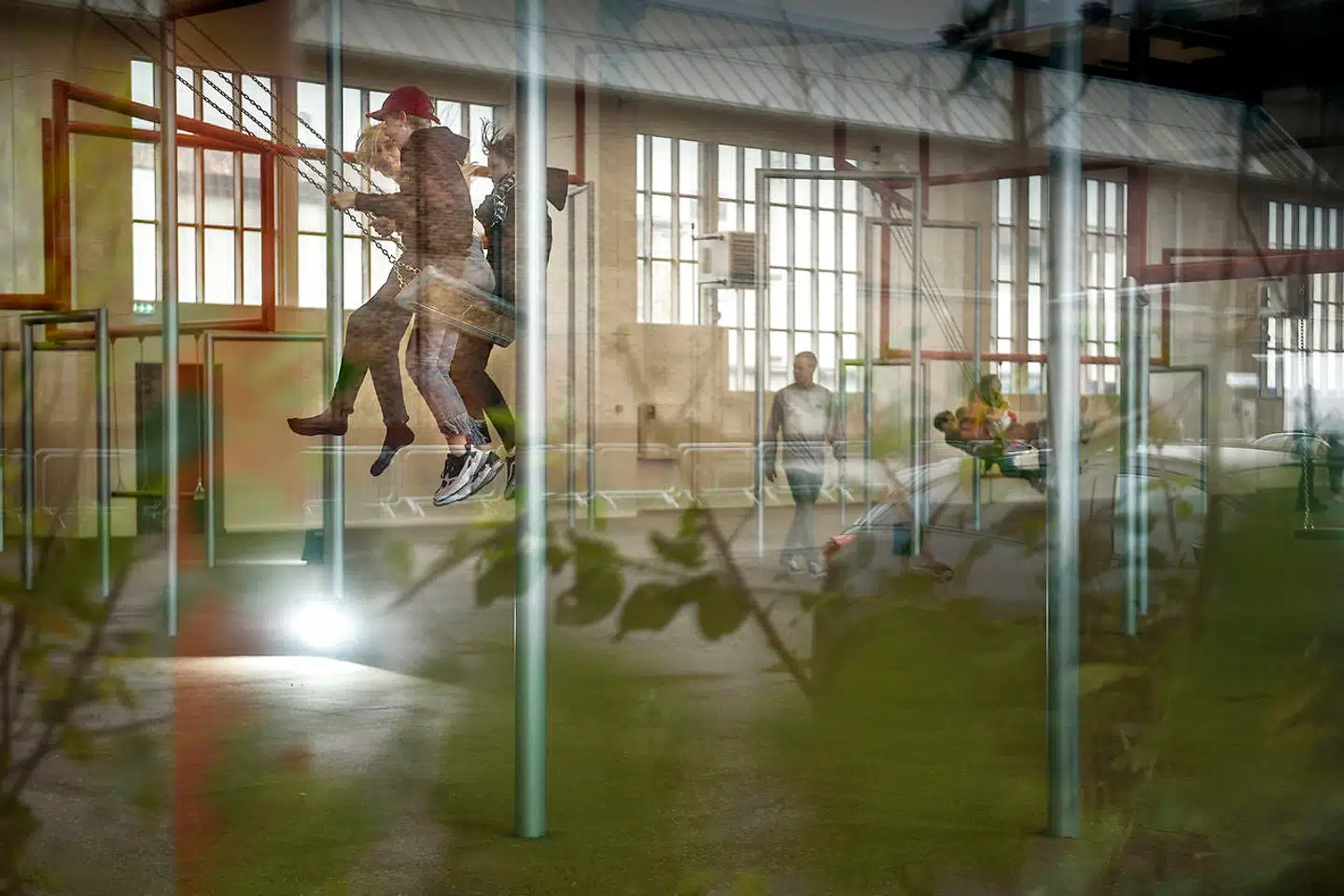 Kunstnergruppen Superflex udstiller en gyngeinstallation på Copenhagen Contemporary Art Center på Refshaleøen