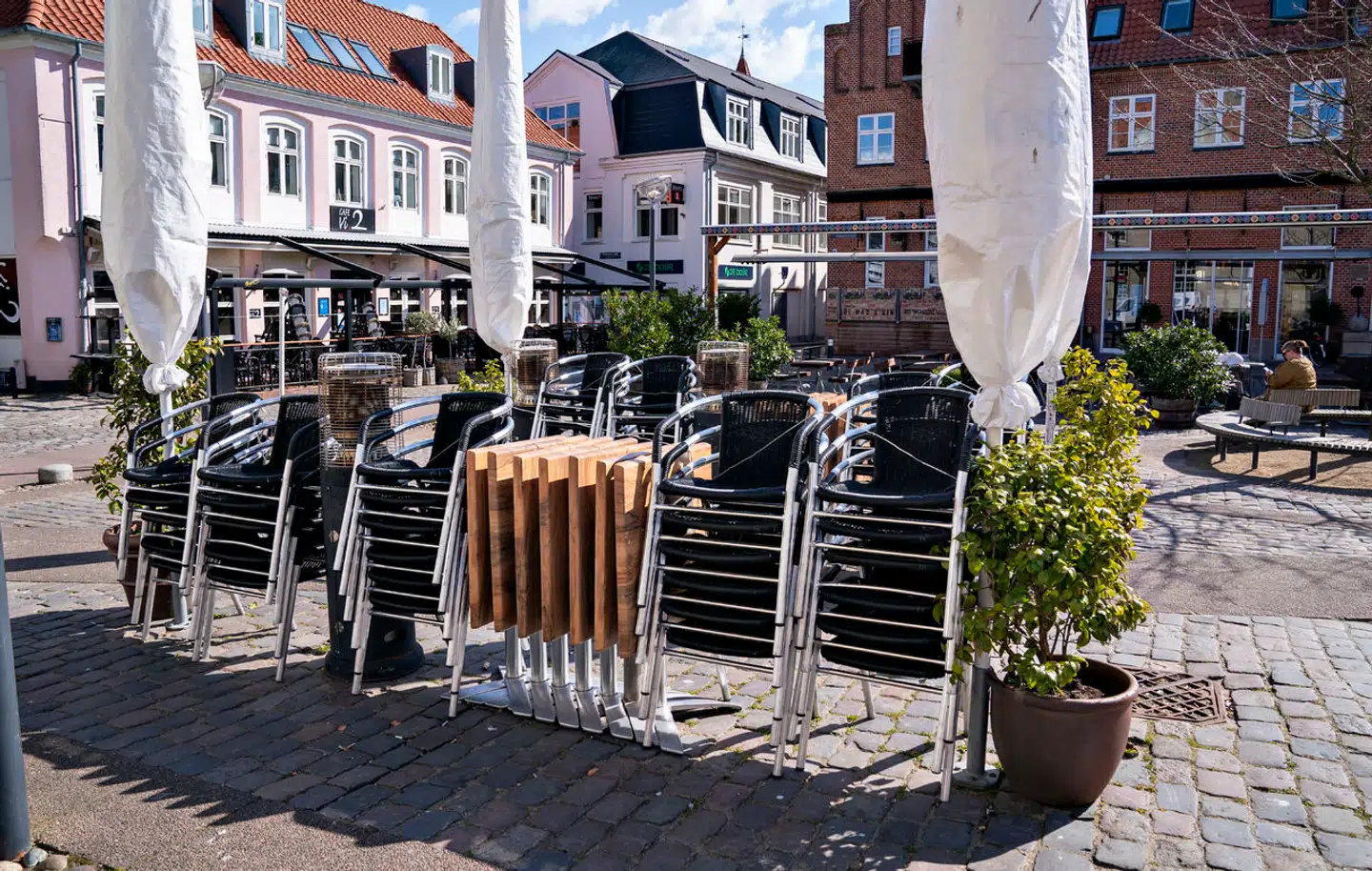 Når turisterne lander i København, plejer det at betyde, at der bliver mere travlt på restauranterne. Men sådan forholder det sig ikke. Der er nemlig så stor mangel på personale i restauranterne, at flere restauratører må afvise mange gæster.