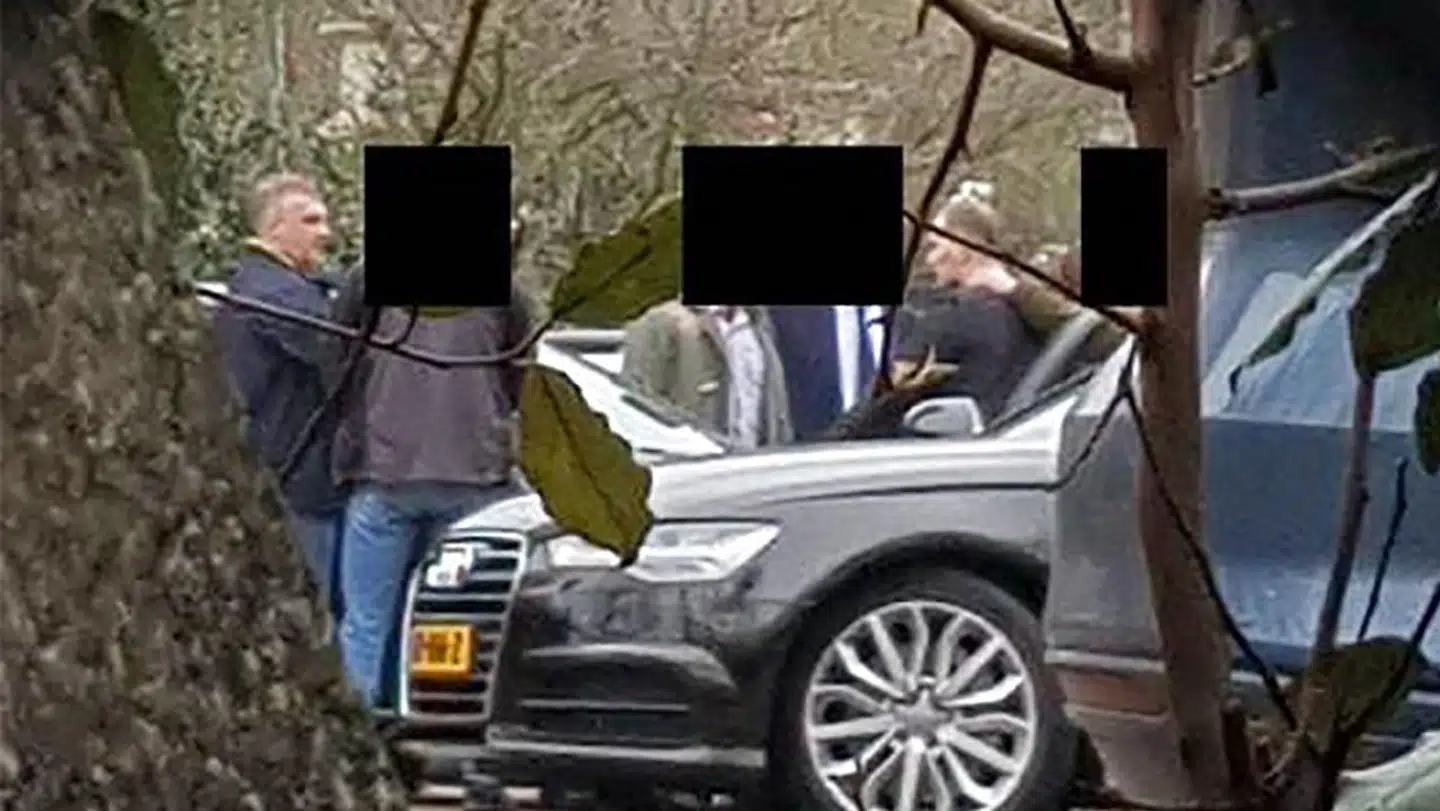 De fire russiske agenter nærmest annoncerede deres baggrund ved ankomsten, og senere indlogerede de sig lige ved siden af deres åbenlyse mål - så den hollandske efterretningstjeneste var efter dem hele vejen. Her er de sammen med medarbejdere fra den russiske ambassade.