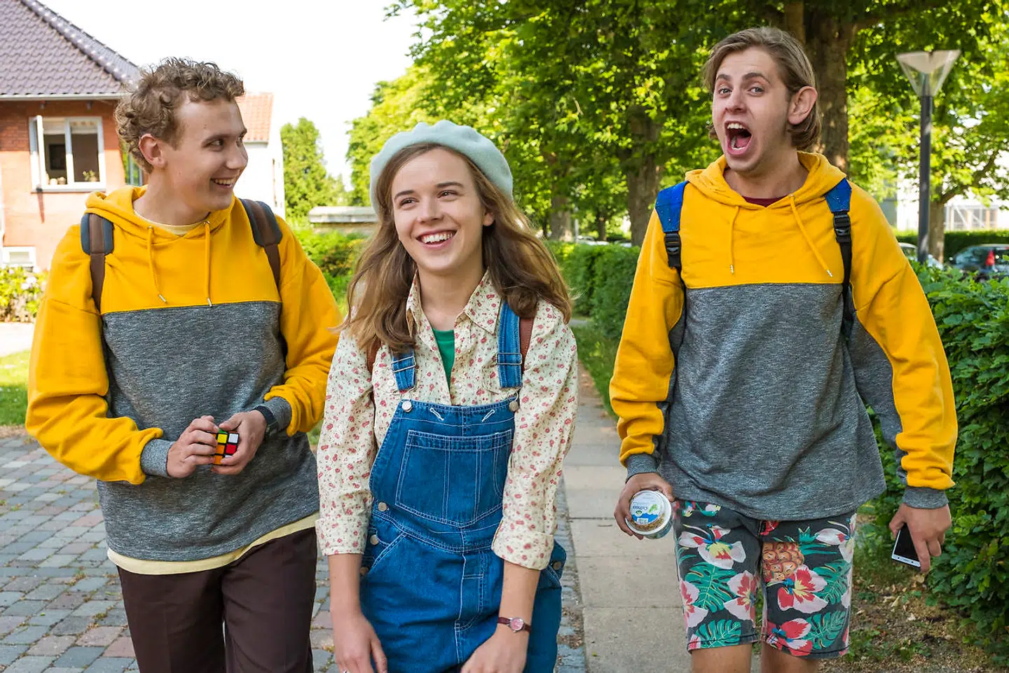 Filmproducenten Regner Grasten har fået en idé. Han vil tage en person fra de unges yndlingsmedie, Youtube, og give ham hovedrollen i sin spillefilm. På papiret lyder det helt forfærdeligt. Men Albert Dyrlund (til højre) er faktisk en af de bedste ting i »Team Albert«.