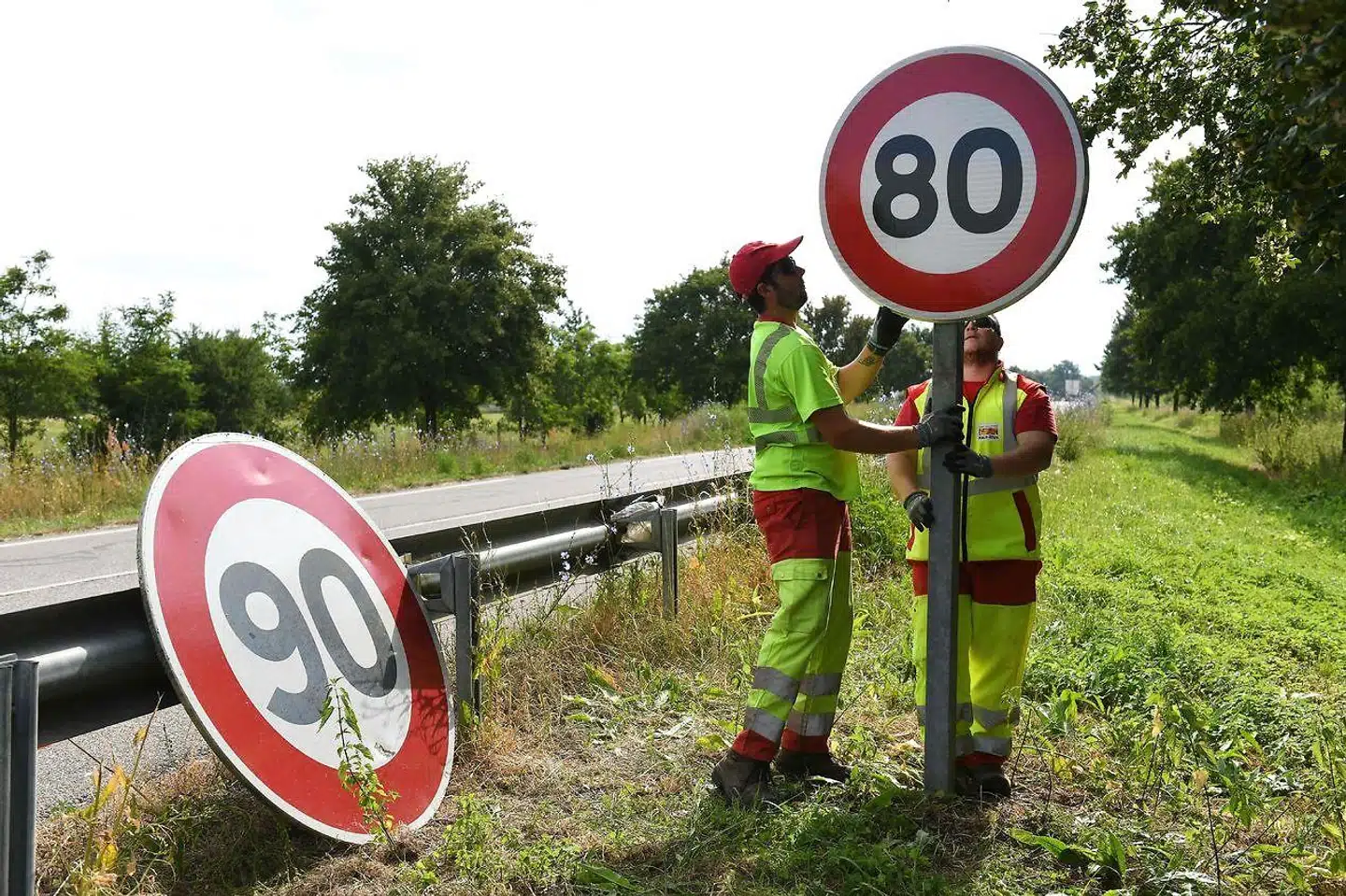 Det er både let og billigt at skifte skilte som her nær den østfranske by Mulhouse. Men politisk koster den nye fartgrænse dyrt for regeringen i Paris.
