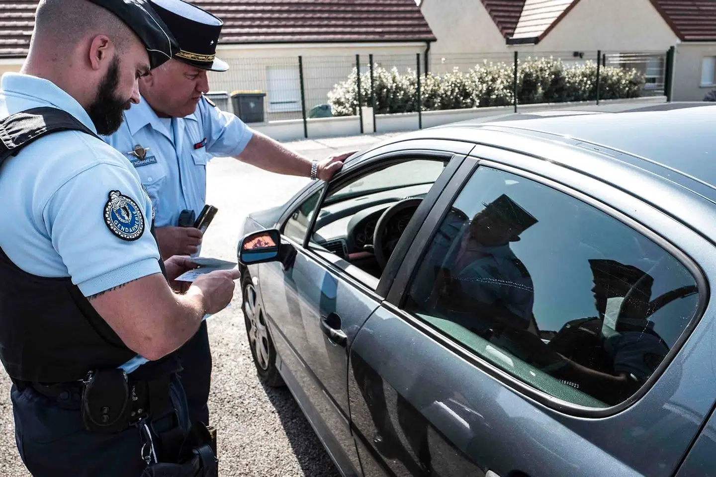 Gendarmer kontrollerer, at den nye fartgrænse bliver overholdt kort efter indførelsen af den i begyndelsen af juli.