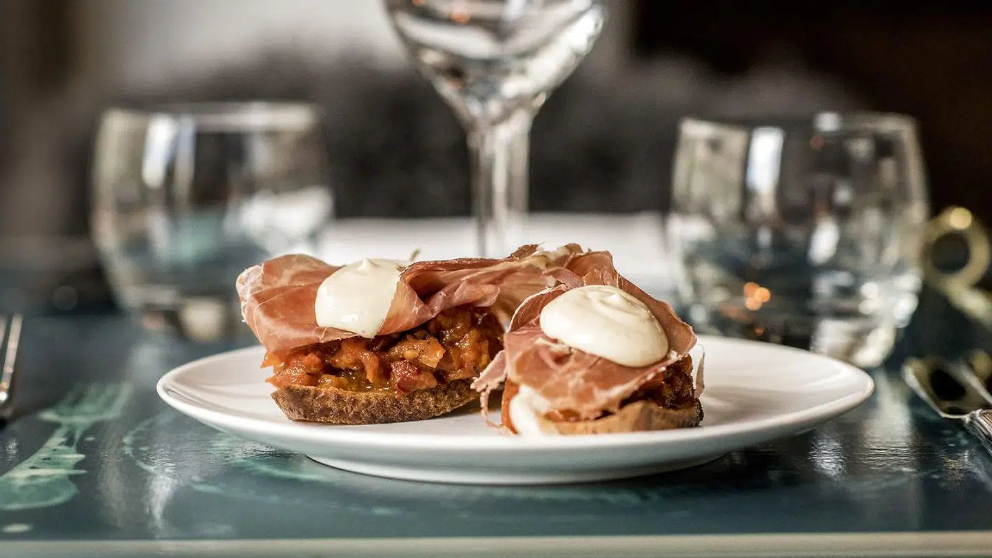 Crouton med skinke og tomat. De lignede godt nok italiensk bruschetta, men lå dejligt i Svend Rasmussens mund.