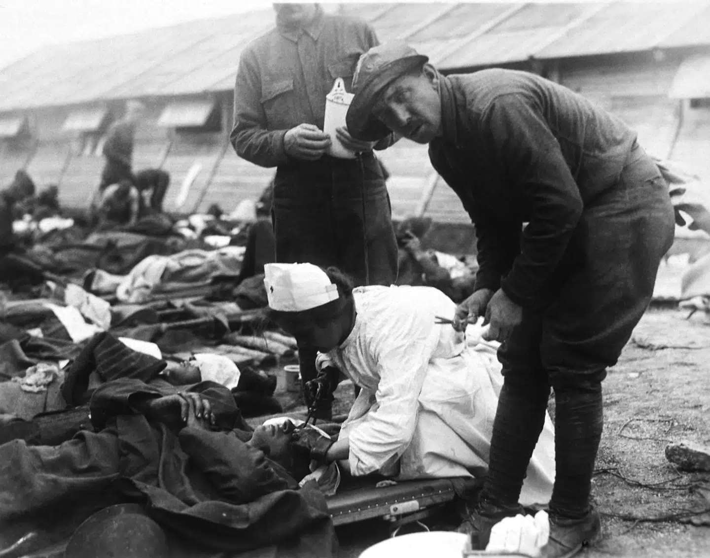 Britiske soldater, der er blevet gasset, behandles. Omkring 85.000 soldater døde på grund af kemiske våben.Scanpix.