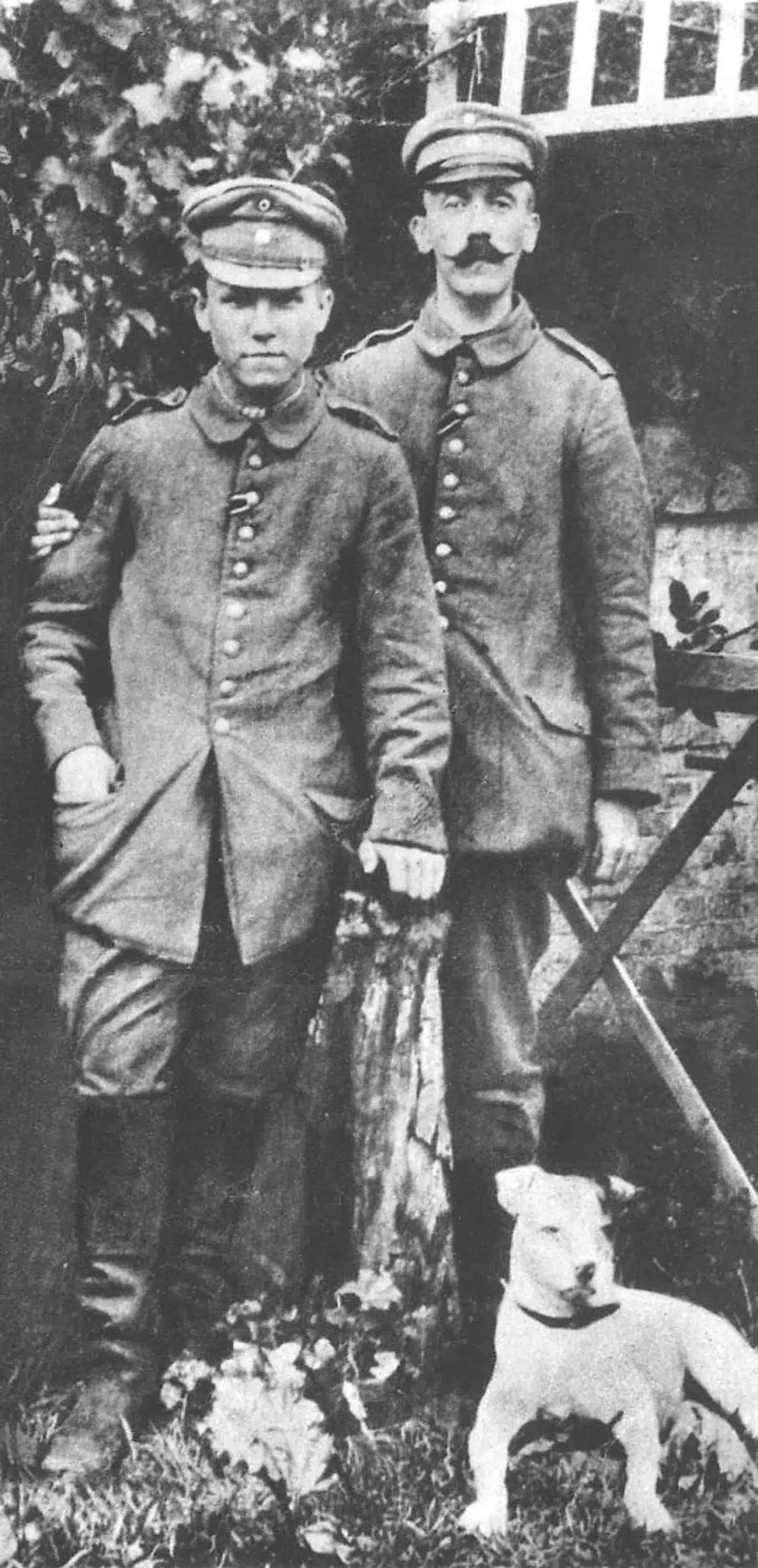 HITLER (TH.) SAMMEN MED EN AF SINE SOLDATERKAMMERATER FRA ET BAYERSK REGIMENT UNDER FØRSTE VERDENSKRIG. ARKIVFOTO 1914. DEN LILLE HUND TILHØRTE HITLER.Scanpix.