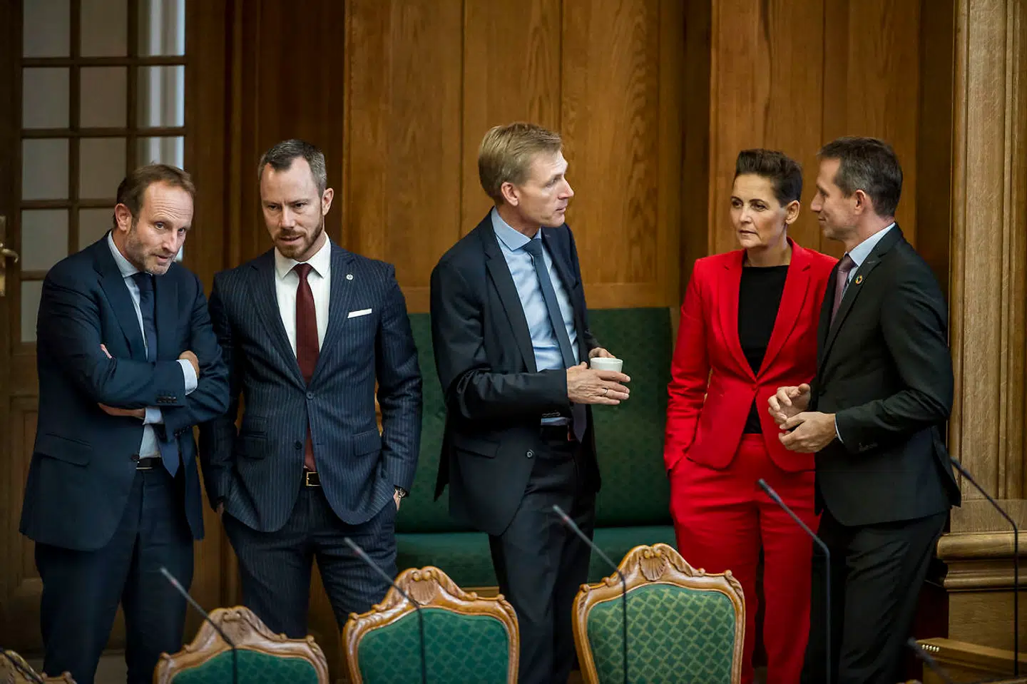 Samling hen over midten under Folketingets åbningsdebat. Den radikale Martin Lidegaard, miljø- og fødevareminister Jakob Ellemann-Jensen (V), DF-formand Kristian Thulesen Dahl, SF-formand Pia Olsen Dyhr og finansminister Kristian Jensen (V).