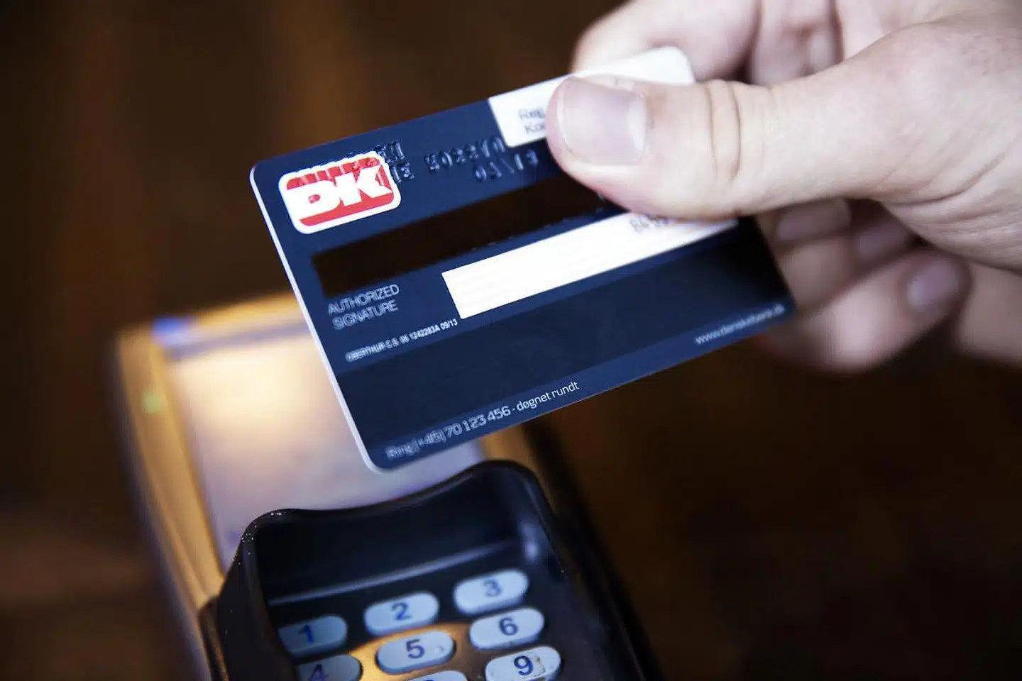 Finanskrisen har gjort alle mere forsigtige. Virksomhederne har investeret for lidt, og forbrugerne har holdt igen. For hver krone, vi tjener, forbruger vi markant mindre i dag end i 80erne, 90erne og 00erne.