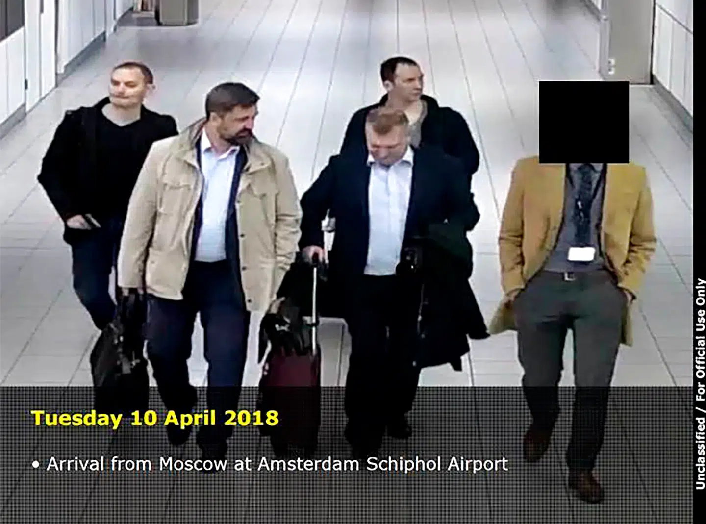 Syv agenter fra GRU stod bag hackingen af 250 internationale sportsfolk, herunder Pernille Blume. Og fire af de syv agenter deltog tidligere i år i en operation i Holland, oplyser amerikansk og hollandsk politi. De fire russiske GRU-agenter ankommer her til lufthavnen i Amsterdam. Personen til højre er en medarbejder ved den russiske ambassade.