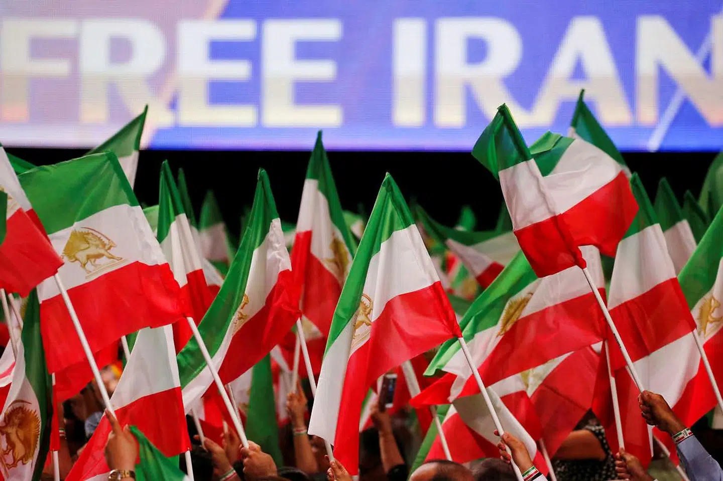 »Iran er blevet farligere efter atomaftalen, og det kan vi tydeligt se konsekvenserne af i dag – nu også i Europa,« skriver Naser Khader med henvisning til den trussel mod en iransk eksilgruppe, der tilsyneladende var årsagen til, at politiet og PET lukkede trafikken ned i det østlige Danmark i fredags.