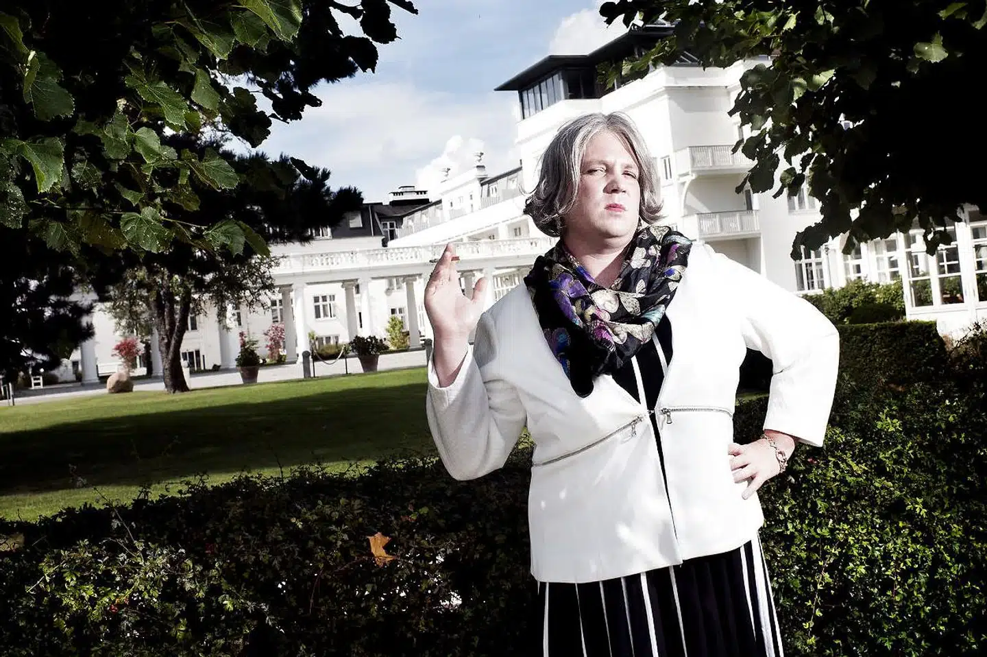 Kirsten Birgit Schiøtz Kretz Hørsholm er tilbage på Radio24syv med en politisk satire, der risikerer at gøre den nødvendige kritik af magthaverne til konsekvensløse slag i luften.