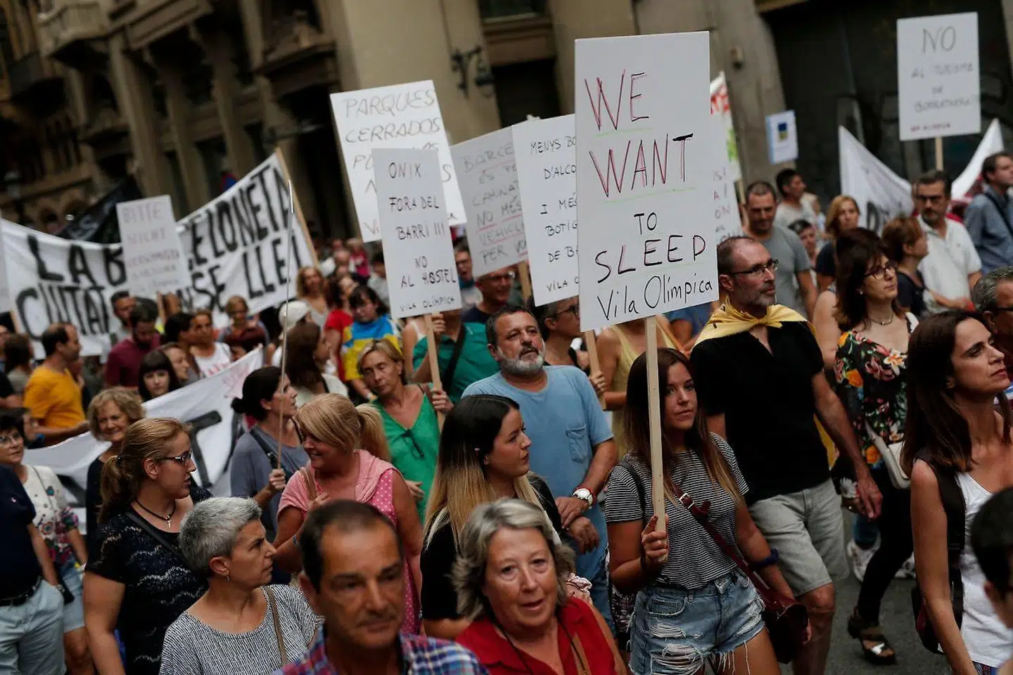 I Spanien demonstreres mod ukontrolleret masseturisme i Barcelona, der blandt andet menes at trække huspriserne op.